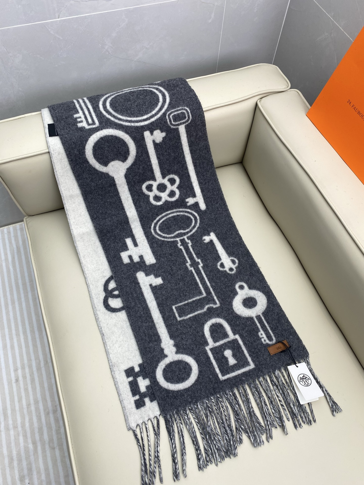 全网都爱的一款H钥匙双面羊绒围巾，Casaque Porte-Clefs 独特的设计图案彰显品牌卓越的艺