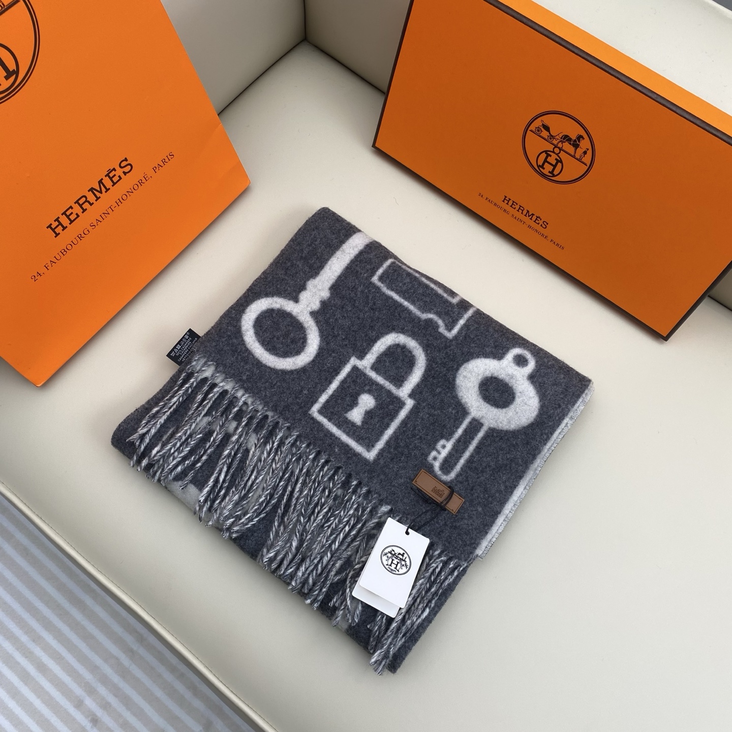 全网都爱的一款H钥匙双面羊绒围巾，Casaque Porte-Clefs 独特的设计图案彰显品牌卓越的艺