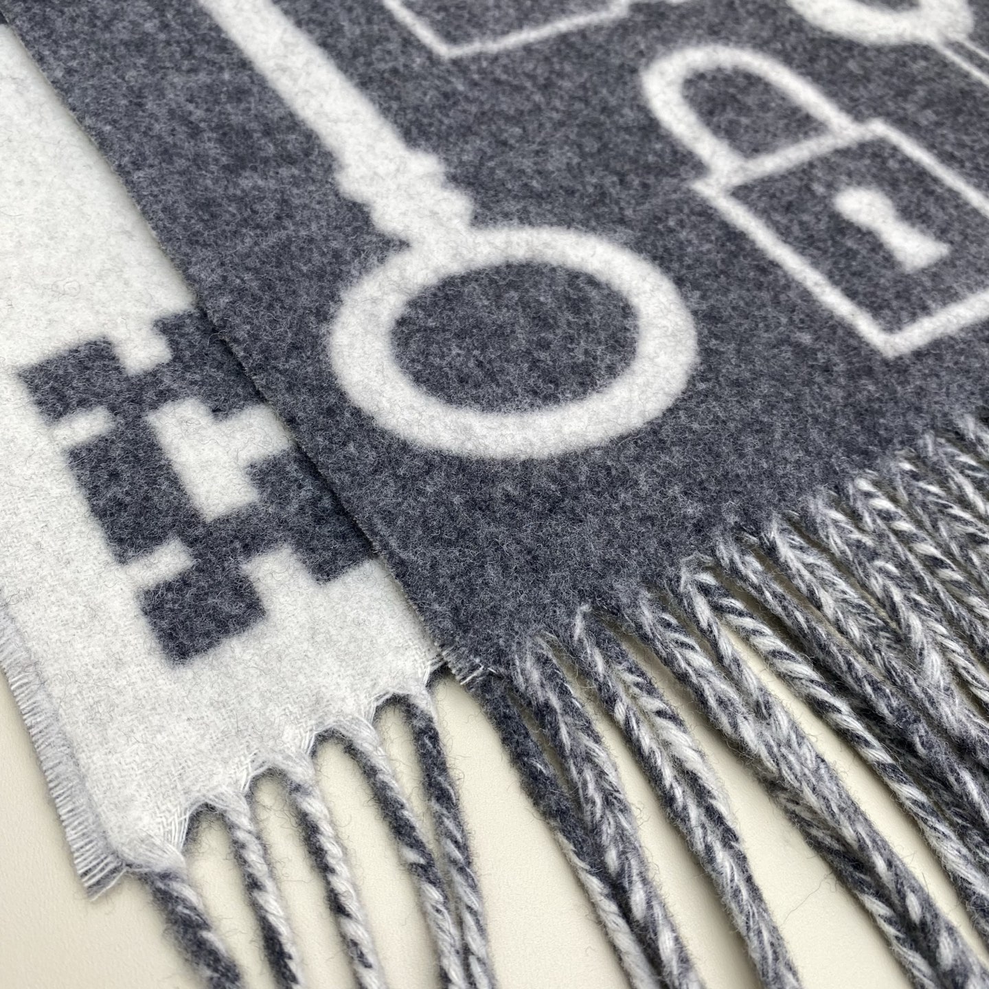 全网都爱的一款H钥匙双面羊绒围巾，Casaque Porte-Clefs 独特的设计图案彰显品牌卓越的艺