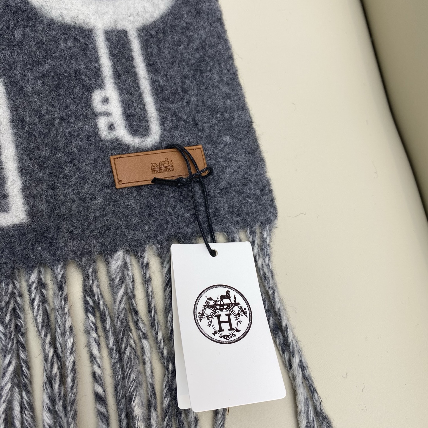 全网都爱的一款H钥匙双面羊绒围巾，Casaque Porte-Clefs 独特的设计图案彰显品牌卓越的艺