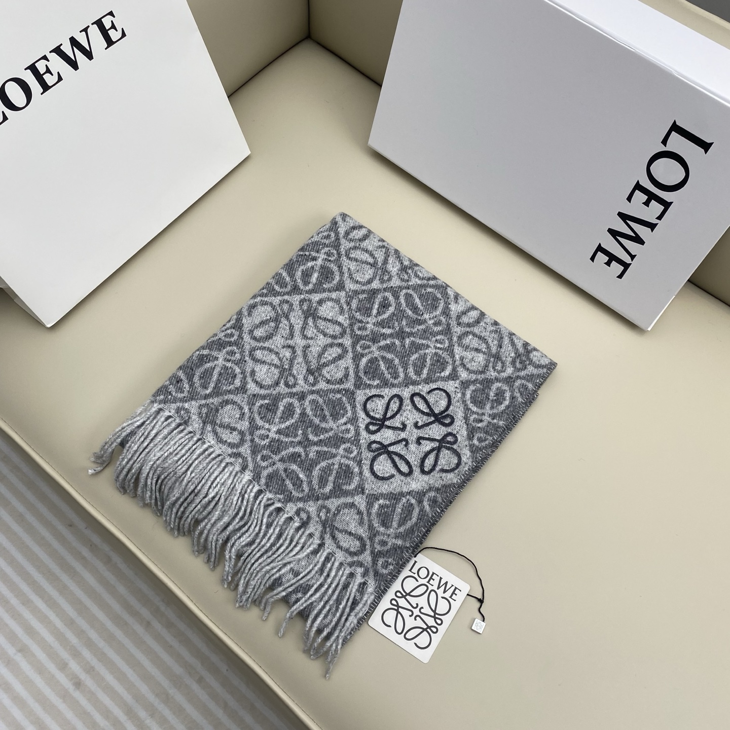 。。 火爆全网的 𝐋𝐨𝐞𝐰𝐞 ，原单品质！· - 双面Anagram 缇花图案 浅灰色Size 180x