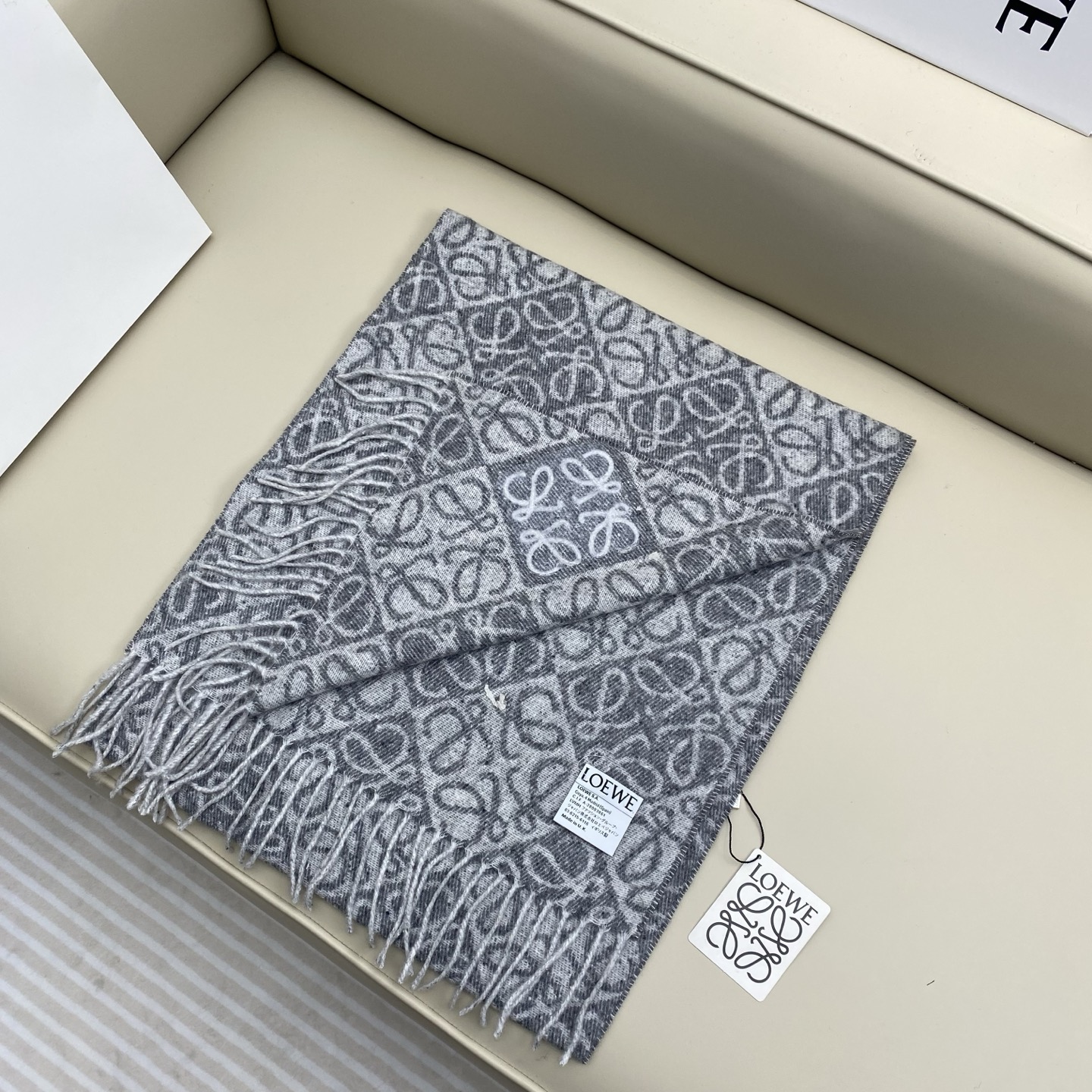 。。 火爆全网的 𝐋𝐨𝐞𝐰𝐞 ，原单品质！· - 双面Anagram 缇花图案 浅灰色Size 180x