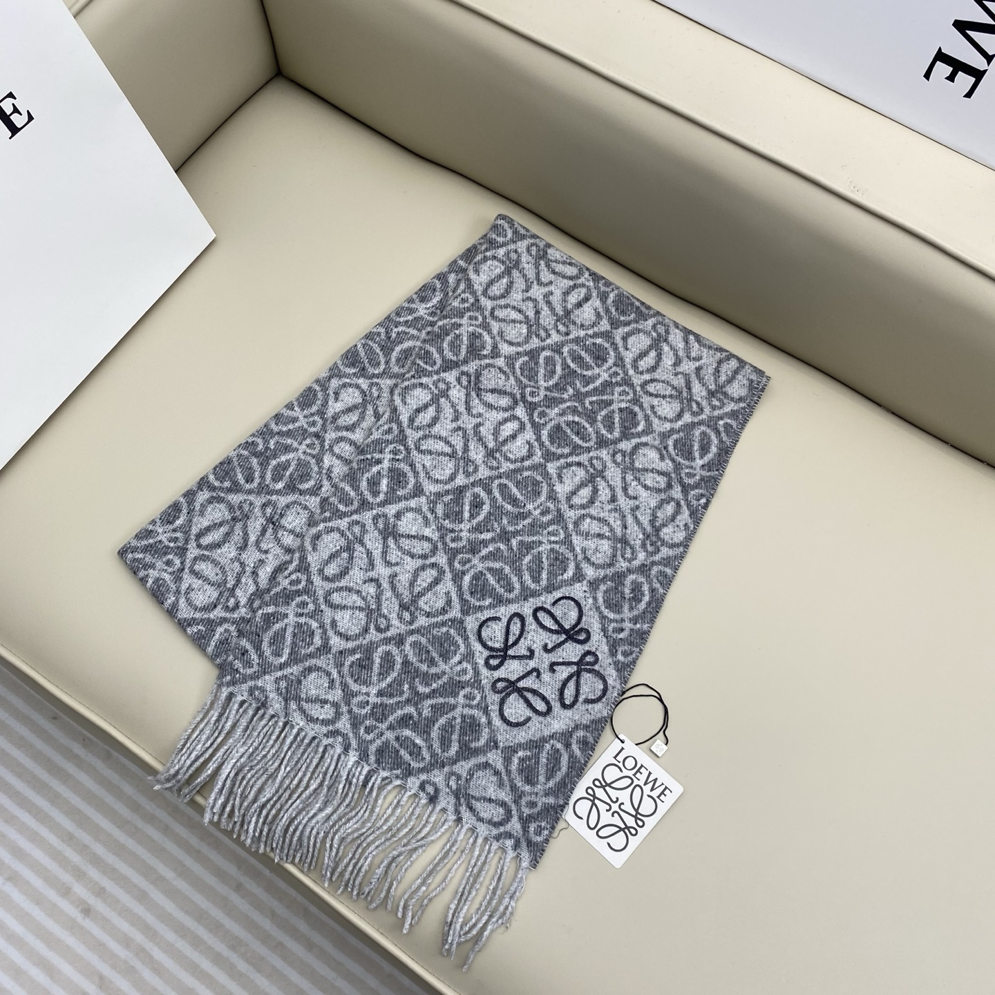 。。 火爆全网的 𝐋𝐨𝐞𝐰𝐞 ，原单品质！· - 双面Anagram 缇花图案 浅灰色Size 180x