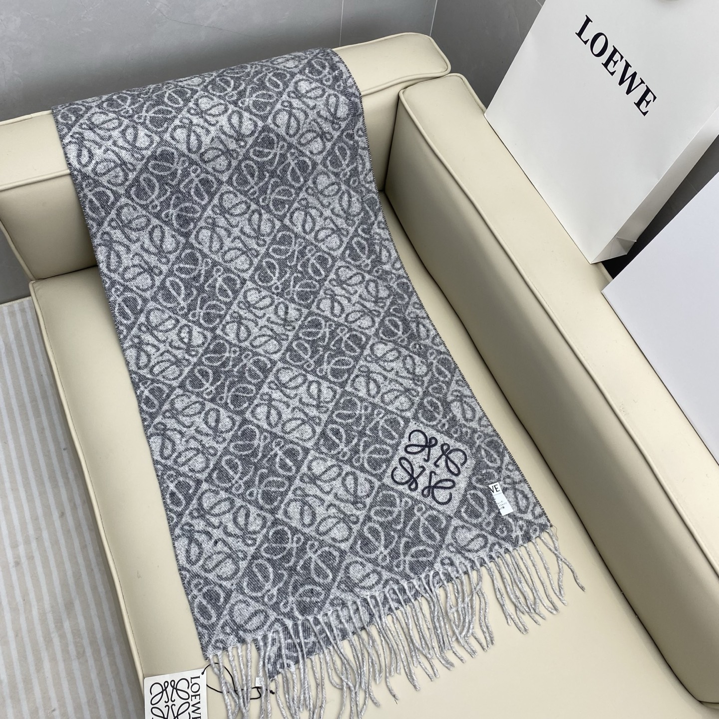 。。 火爆全网的 𝐋𝐨𝐞𝐰𝐞 ，原单品质！· - 双面Anagram 缇花图案 浅灰色Size 180x