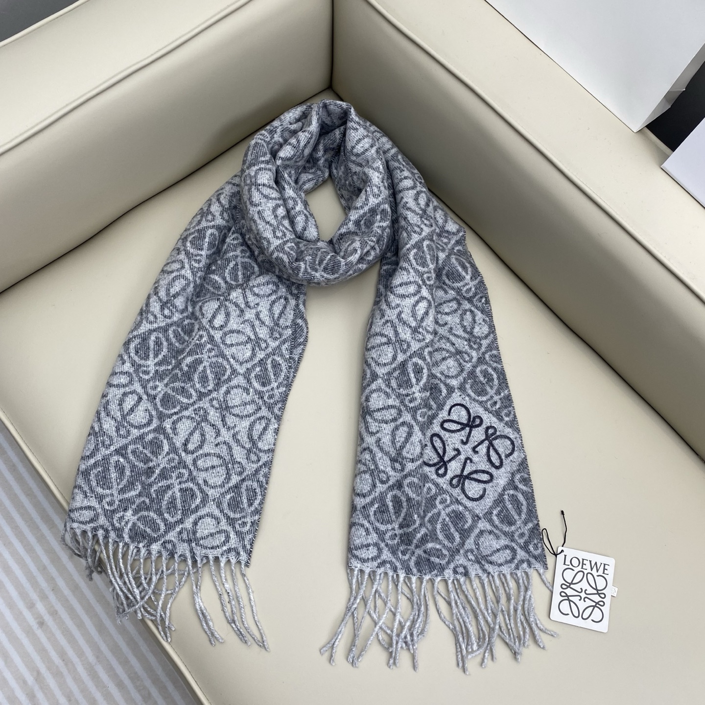 。。 火爆全网的 𝐋𝐨𝐞𝐰𝐞 ，原单品质！· - 双面Anagram 缇花图案 浅灰色Size 180x