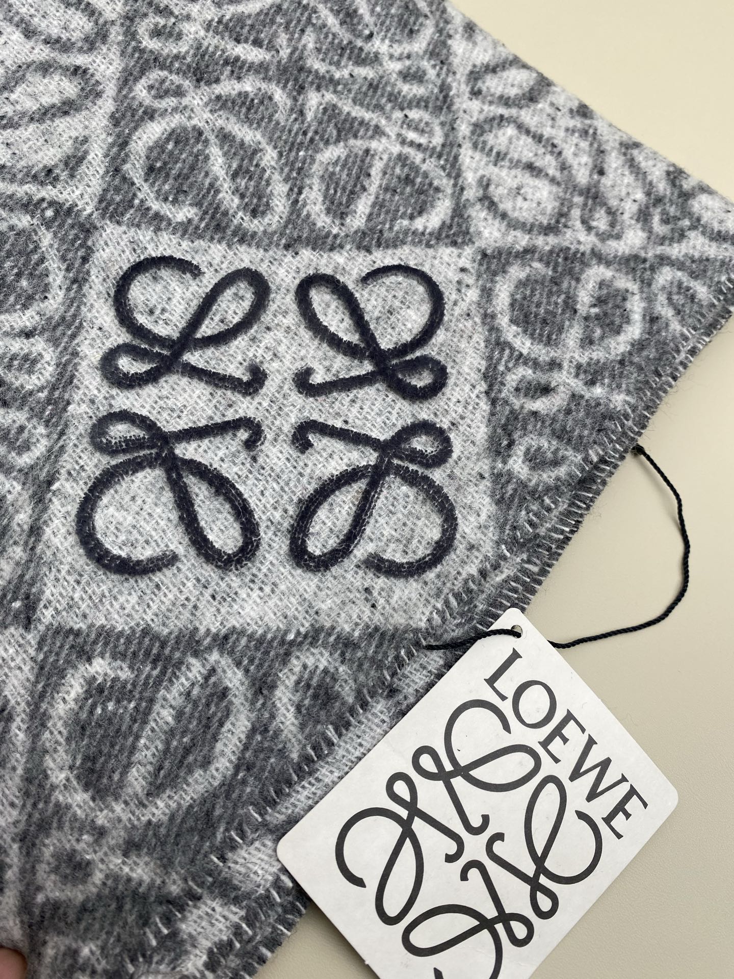 。。 火爆全网的 𝐋𝐨𝐞𝐰𝐞 ，原单品质！· - 双面Anagram 缇花图案 浅灰色Size 180x