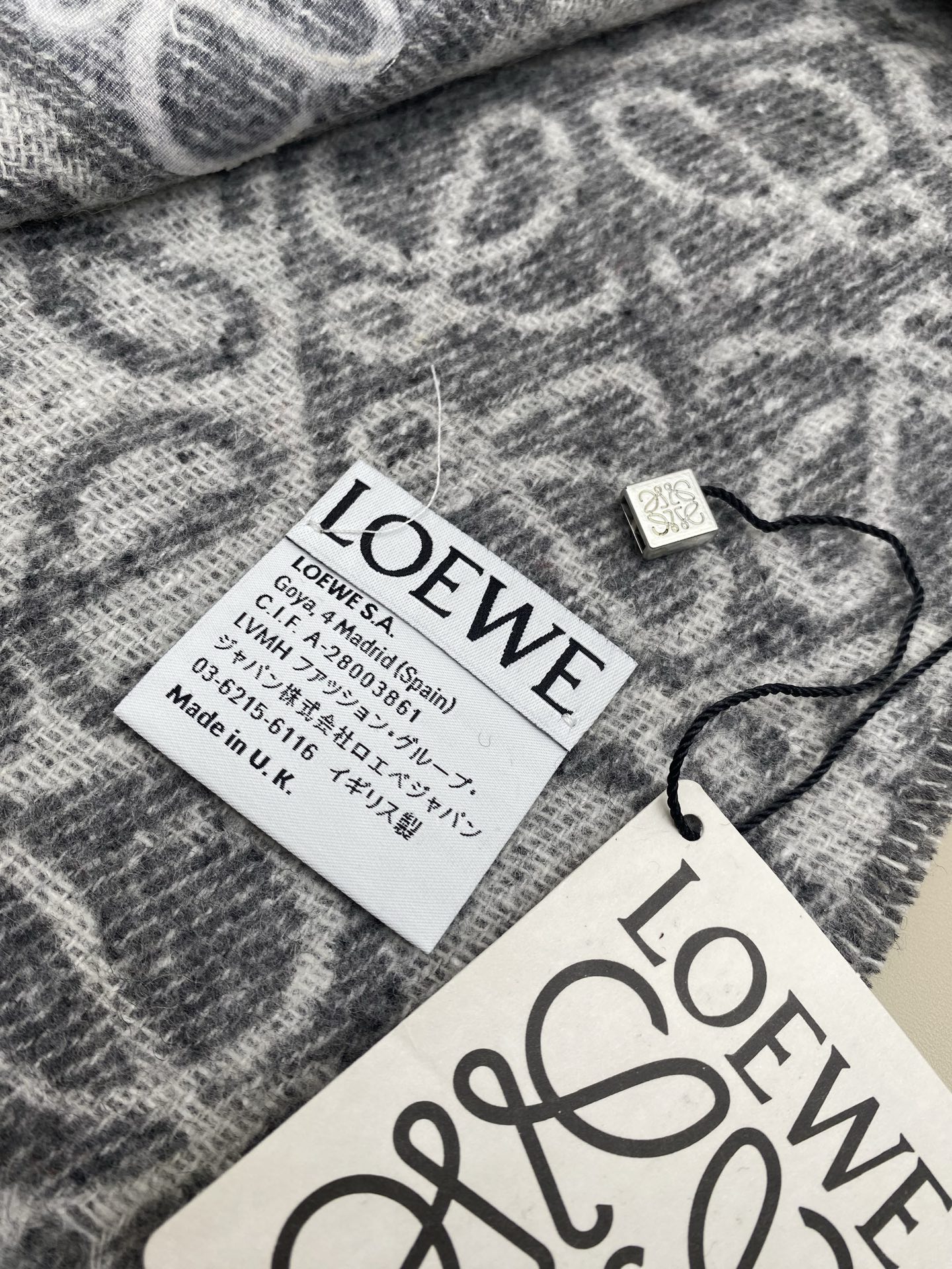 。。 火爆全网的 𝐋𝐨𝐞𝐰𝐞 ，原单品质！· - 双面Anagram 缇花图案 浅灰色Size 180x