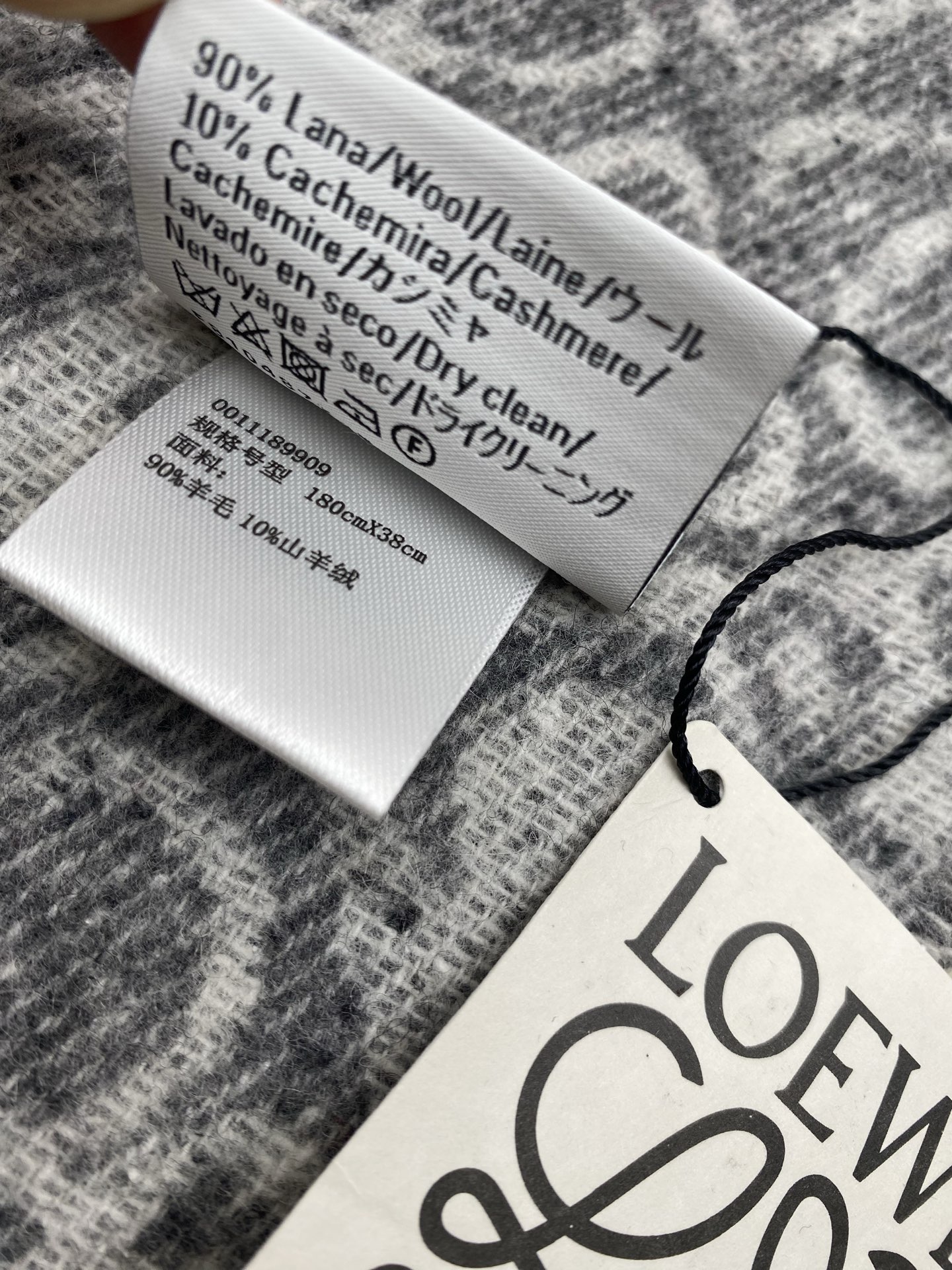 。。 火爆全网的 𝐋𝐨𝐞𝐰𝐞 ，原单品质！· - 双面Anagram 缇花图案 浅灰色Size 180x