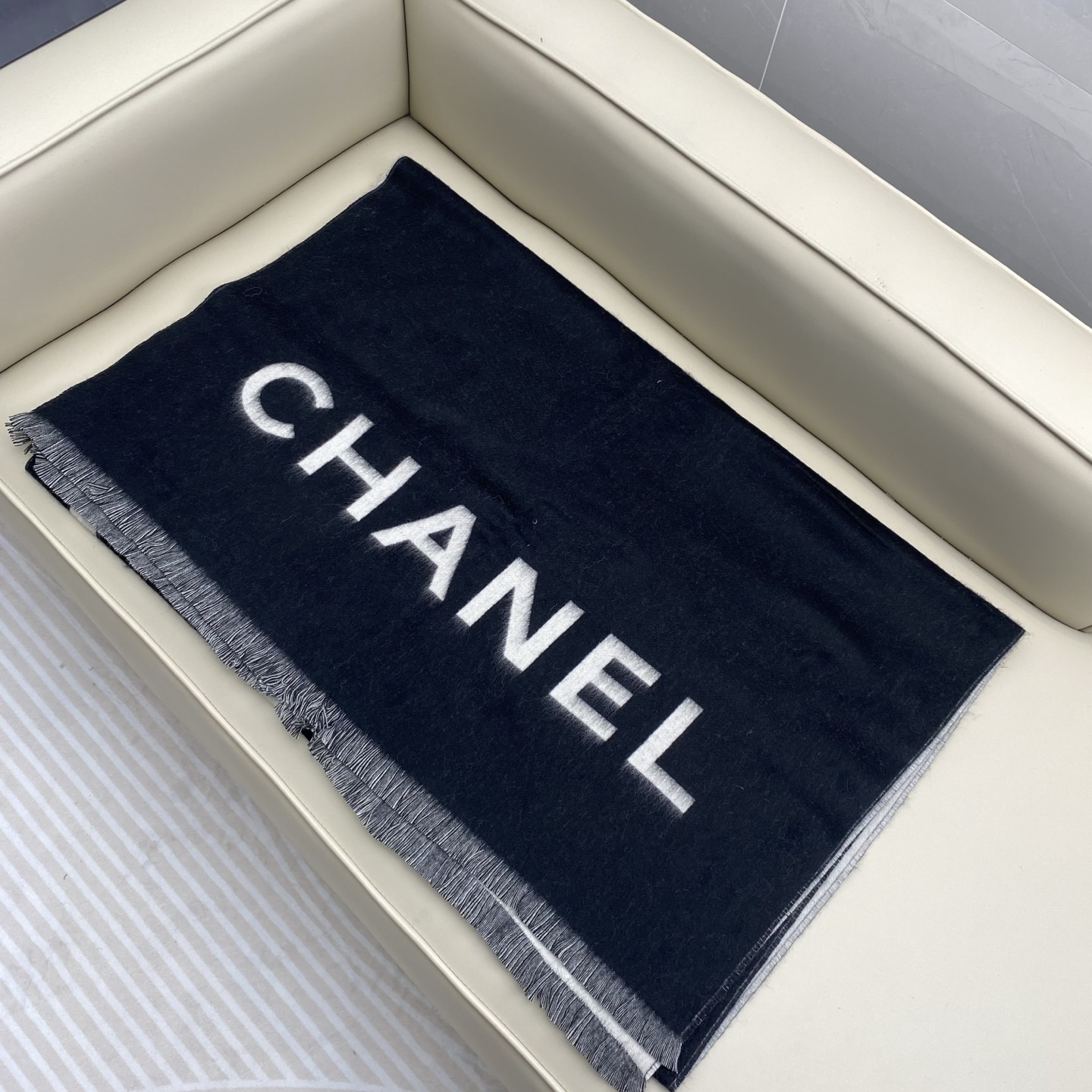  香奶奶尾单经典款羊绒披肩，直接出欧洲的，正儿八经的正品订单…和大货一起出来，不用多流弊的文字，它是全世