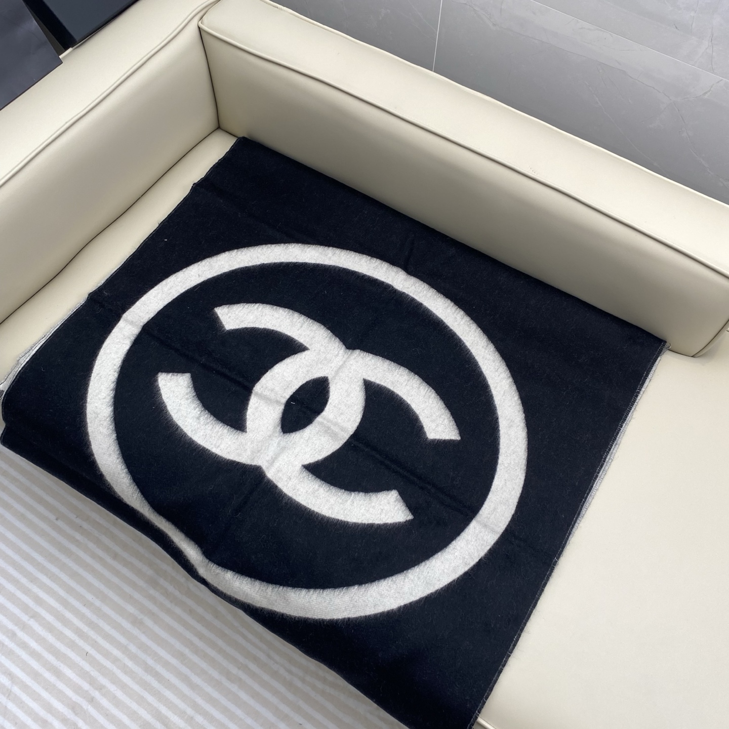  香奶奶尾单经典款羊绒披肩，直接出欧洲的，正儿八经的正品订单…和大货一起出来，不用多流弊的文字，它是全世