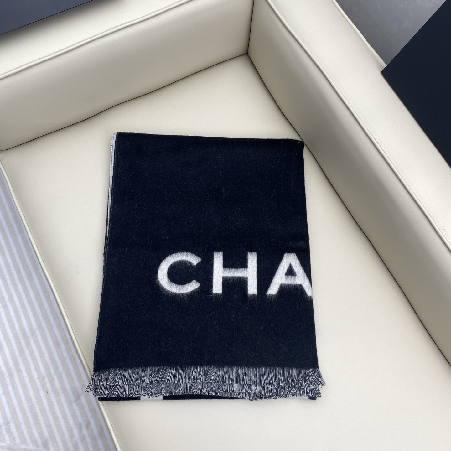  香奶奶尾单经典款羊绒披肩，直接出欧洲的，正儿八经的正品订单…和大货一起出来，不用多流弊的文字，它是全世