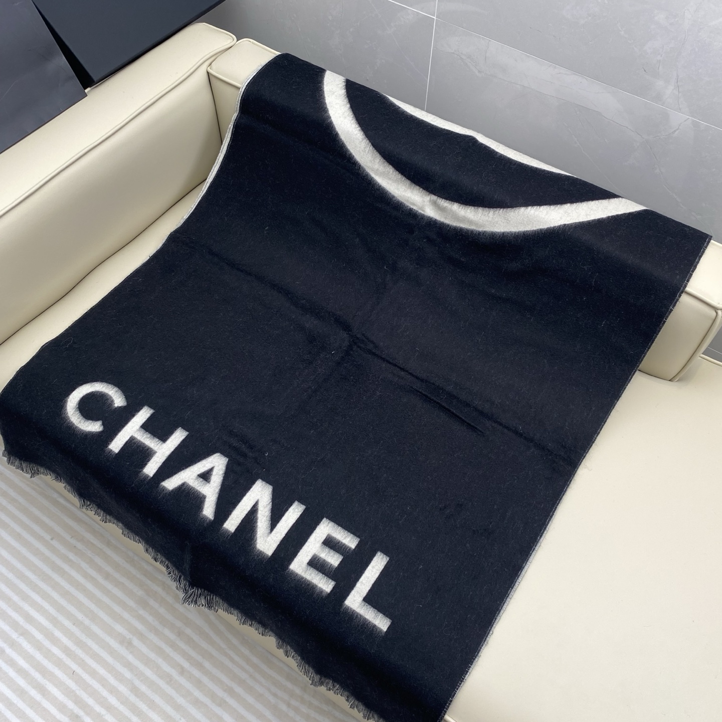  香奶奶尾单经典款羊绒披肩，直接出欧洲的，正儿八经的正品订单…和大货一起出来，不用多流弊的文字，它是全世