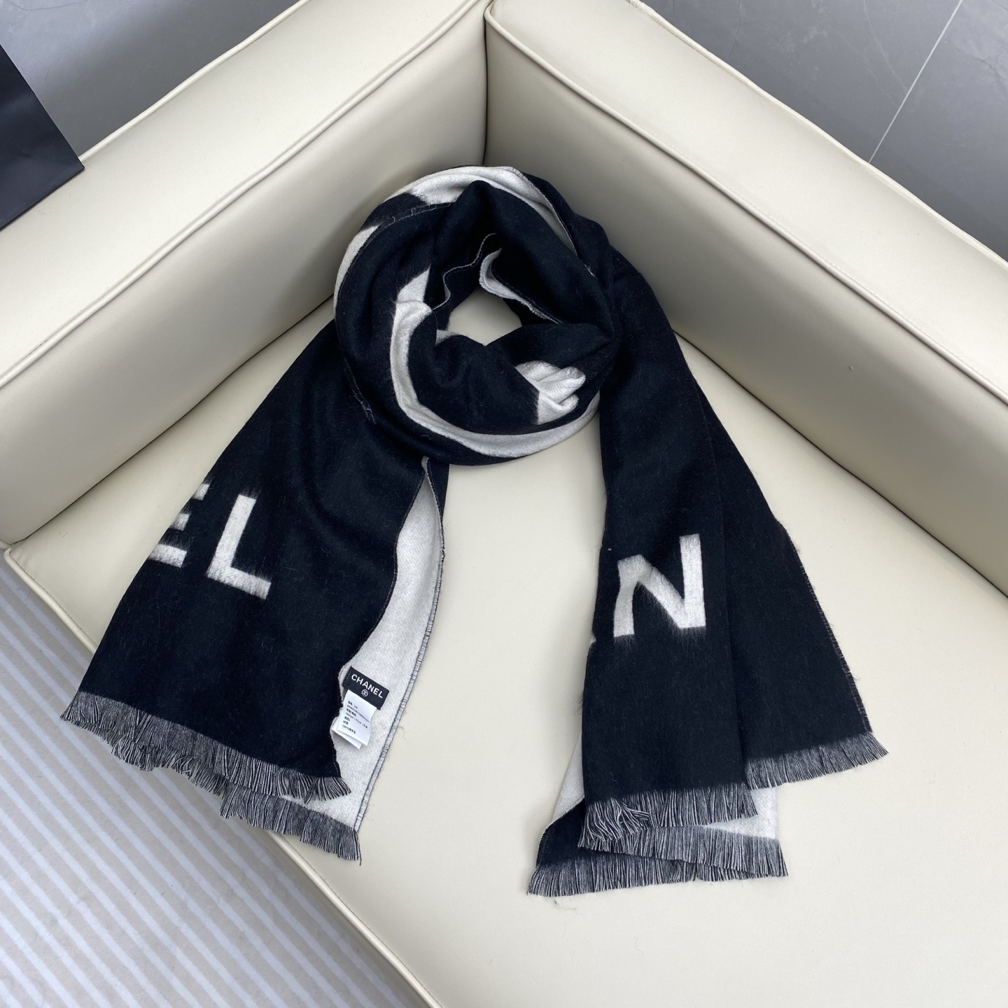  香奶奶尾单经典款羊绒披肩，直接出欧洲的，正儿八经的正品订单…和大货一起出来，不用多流弊的文字，它是全世