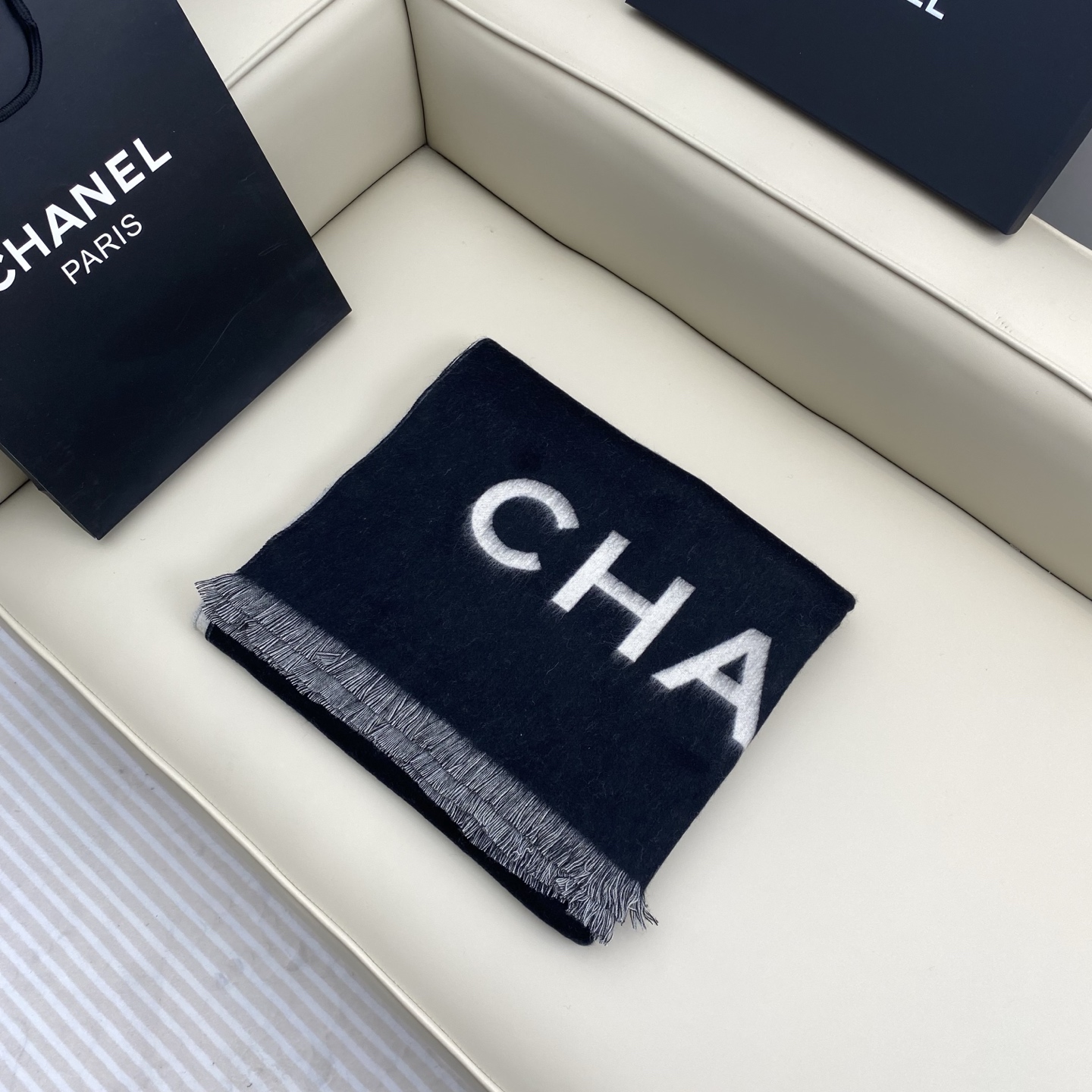  香奶奶尾单经典款羊绒披肩，直接出欧洲的，正儿八经的正品订单…和大货一起出来，不用多流弊的文字，它是全世