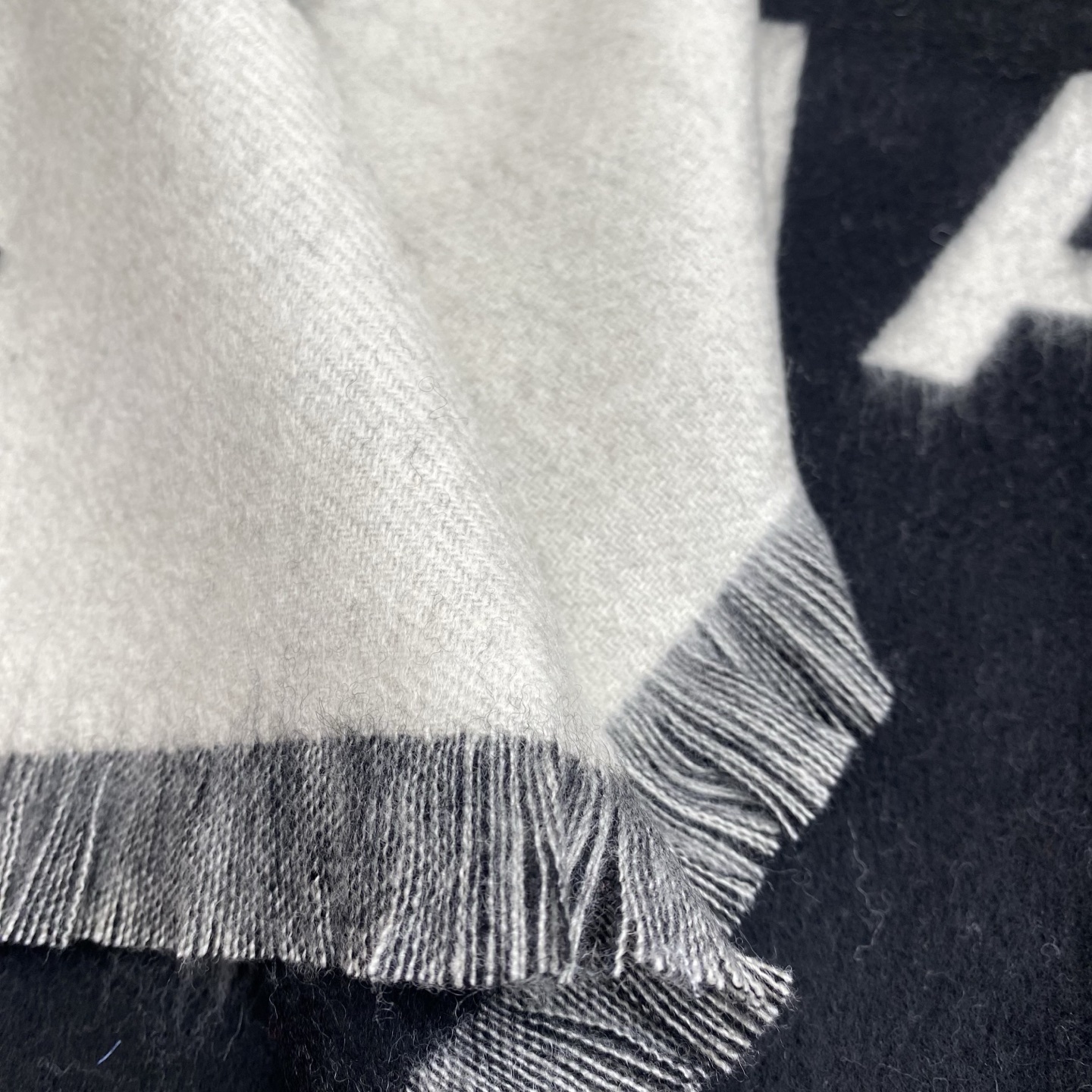  香奶奶尾单经典款羊绒披肩，直接出欧洲的，正儿八经的正品订单…和大货一起出来，不用多流弊的文字，它是全世