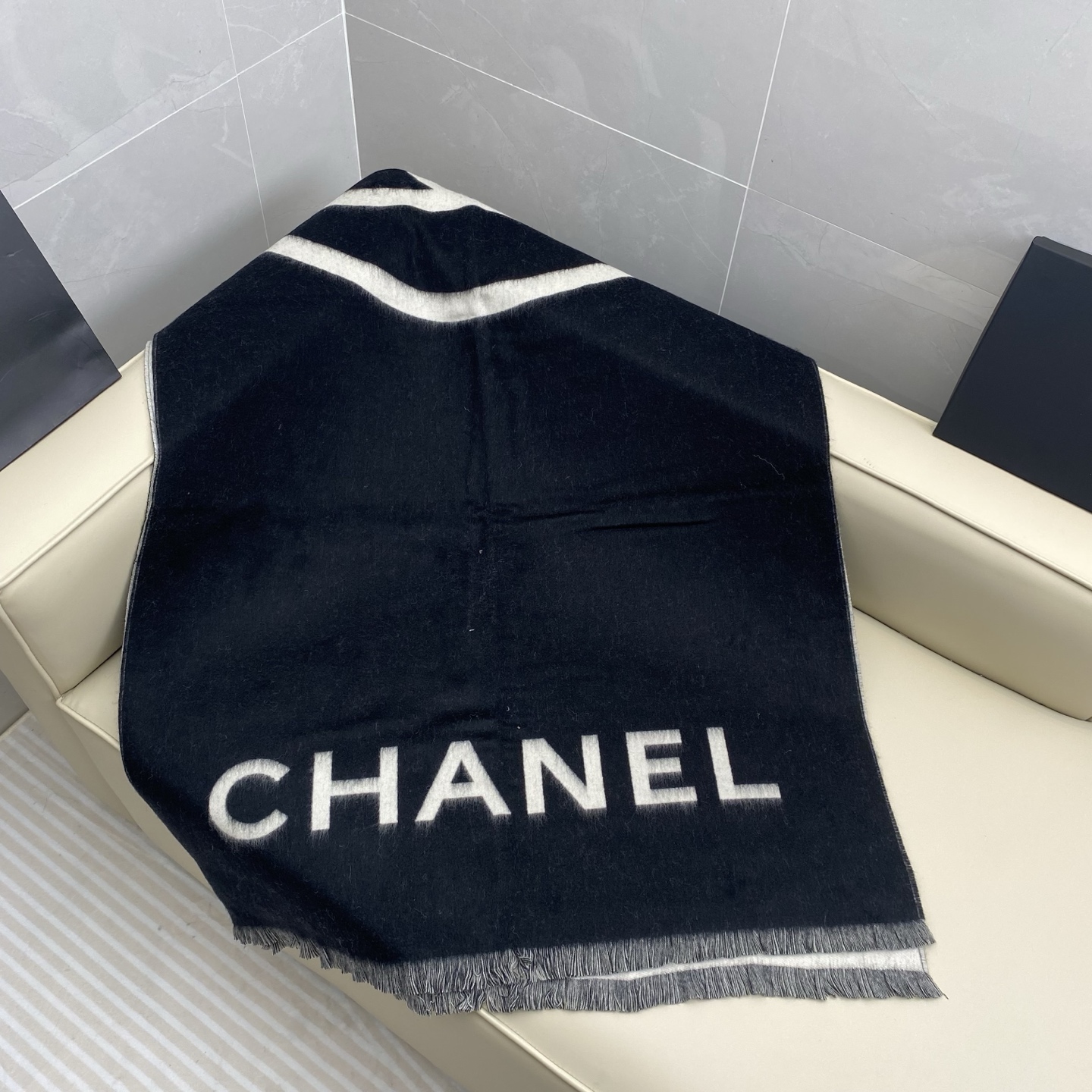  香奶奶尾单经典款羊绒披肩，直接出欧洲的，正儿八经的正品订单…和大货一起出来，不用多流弊的文字，它是全世