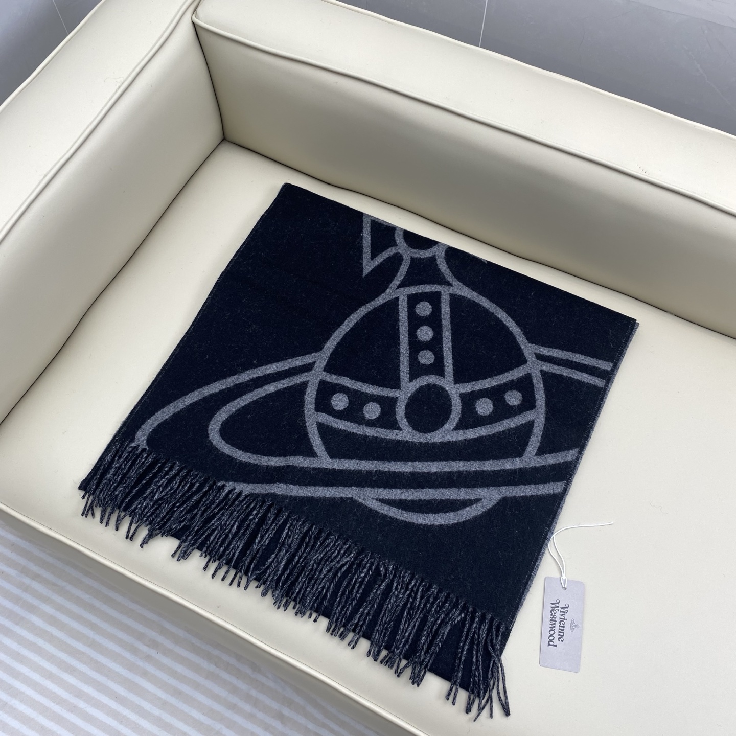  原单品质！英国朋克教母
“西太后Vivienne Westwood”最爱的土星❗❗
从精神上，Vive