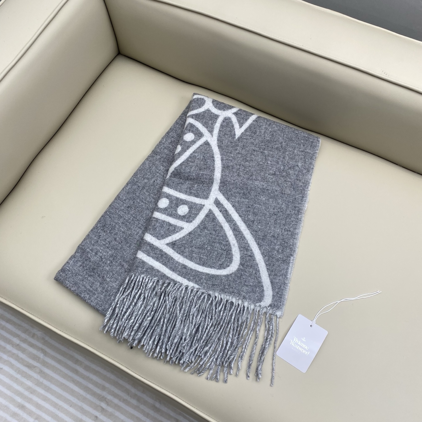  原单品质！英国朋克教母
“西太后Vivienne Westwood”最爱的土星❗❗
从精神上，Vive