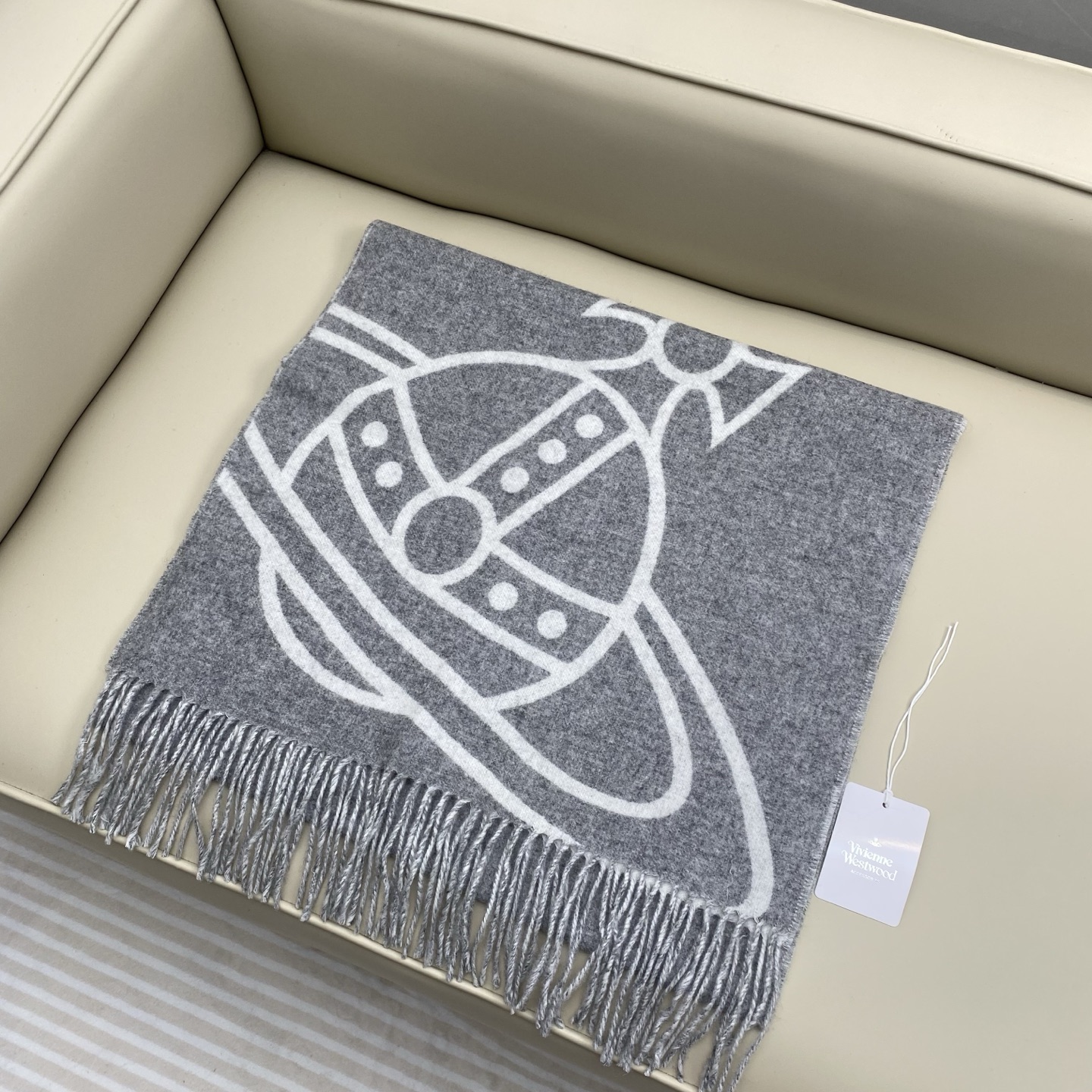  原单品质！英国朋克教母
“西太后Vivienne Westwood”最爱的土星❗❗
从精神上，Vive