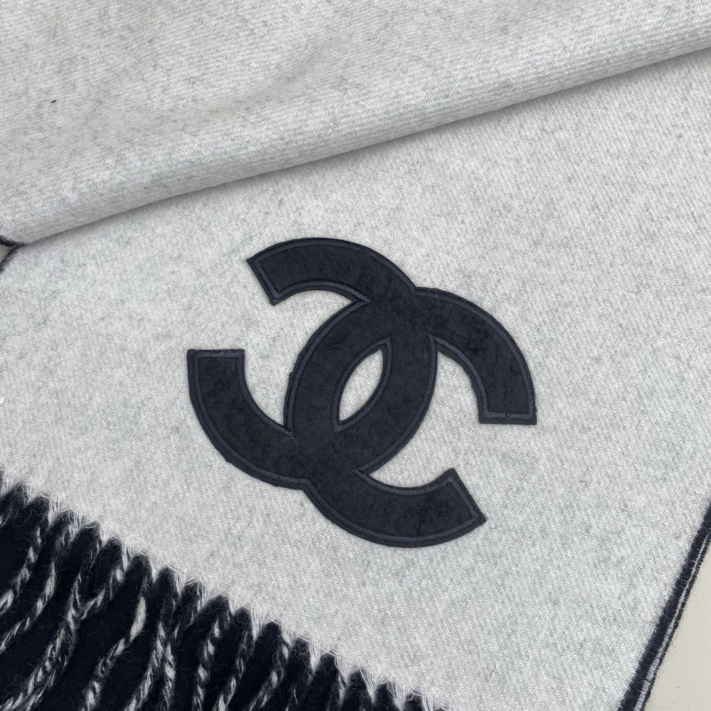 𝑪𝒉 双面纯色标志披肩围巾180*40cm.一抹纯色，足以定义优雅，香奈儿经典纯色围巾，以极致简约诠释永