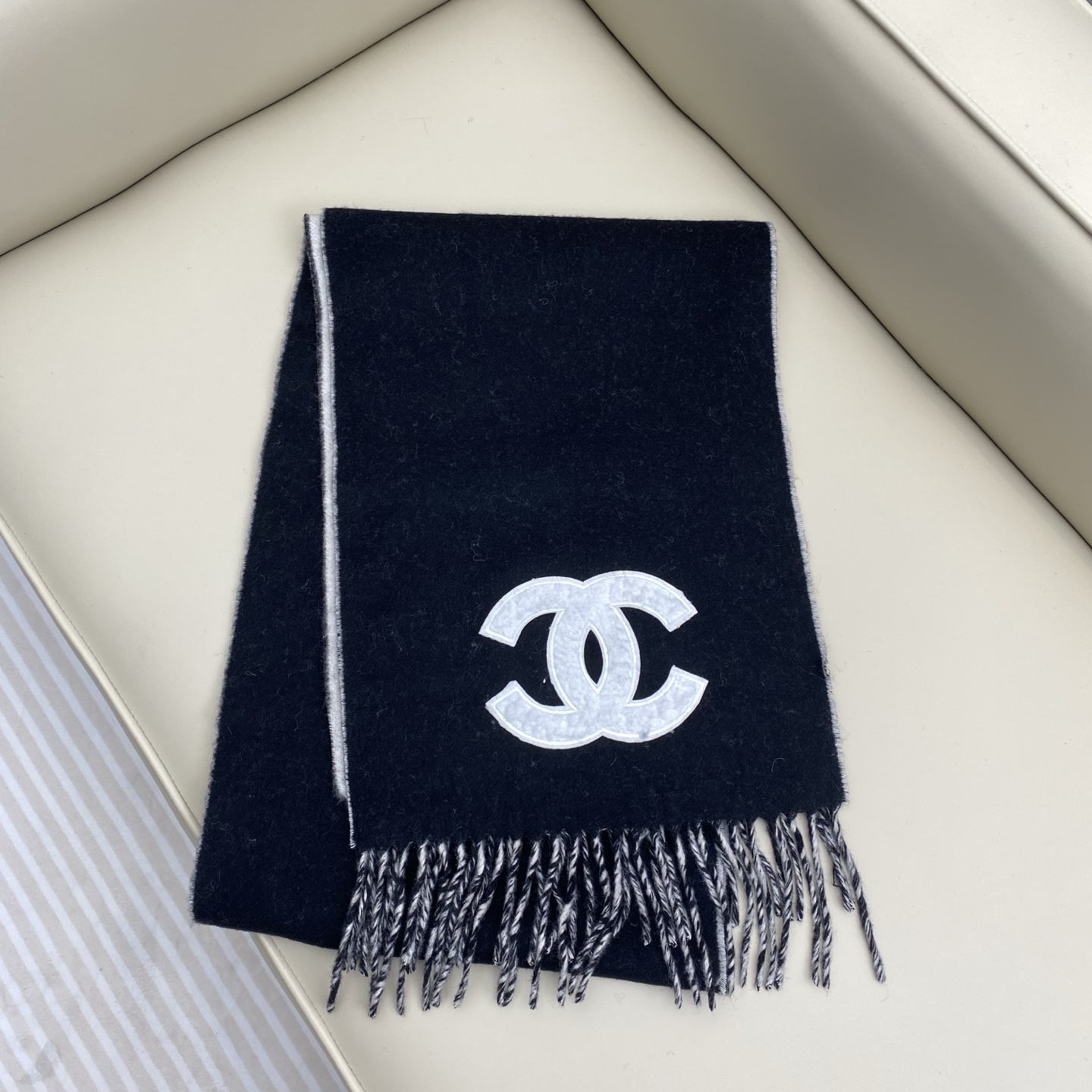 𝑪𝒉 双面纯色标志披肩围巾180*40cm.一抹纯色，足以定义优雅，香奈儿经典纯色围巾，以极致简约诠释永