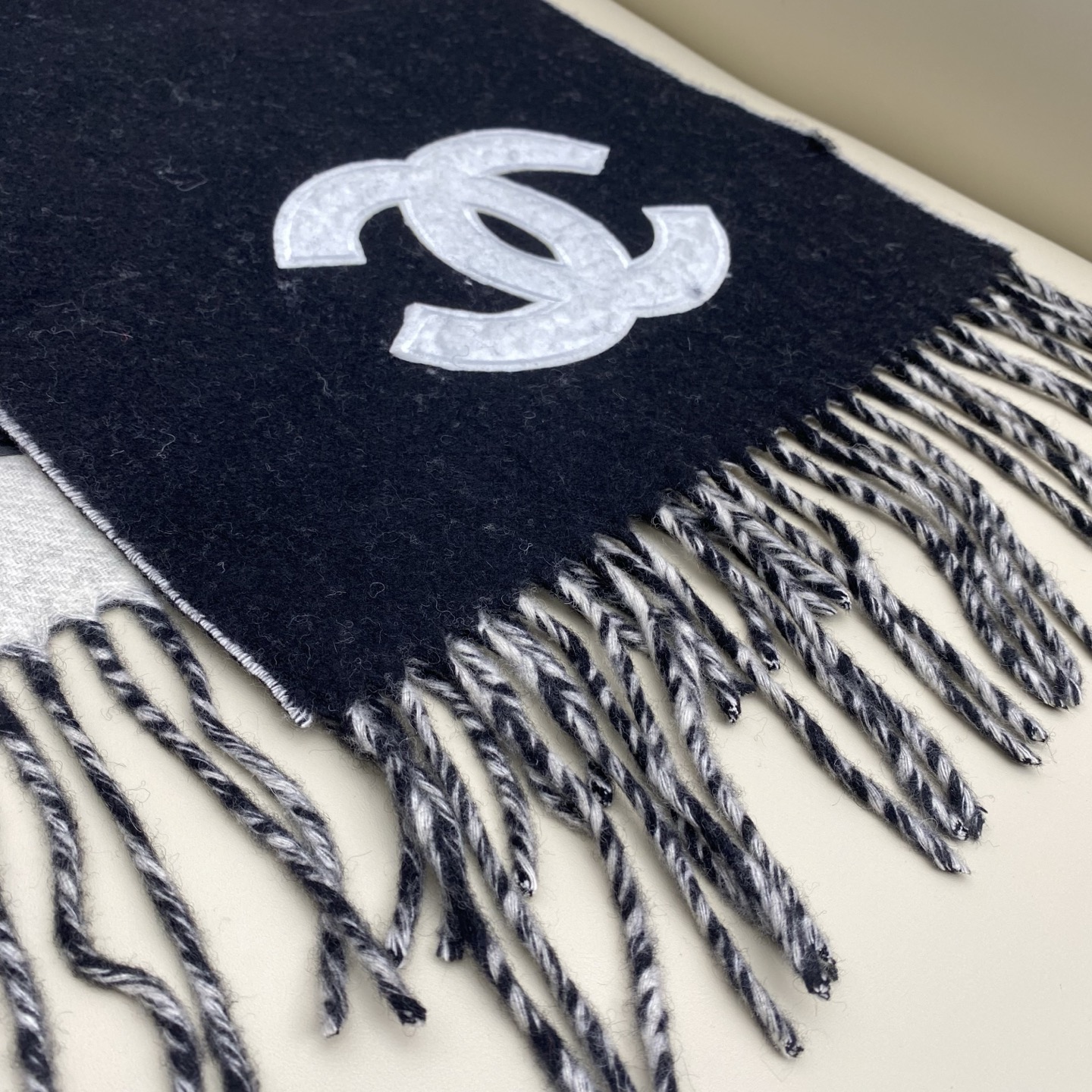 𝑪𝒉 双面纯色标志披肩围巾180*40cm.一抹纯色，足以定义优雅，香奈儿经典纯色围巾，以极致简约诠释永