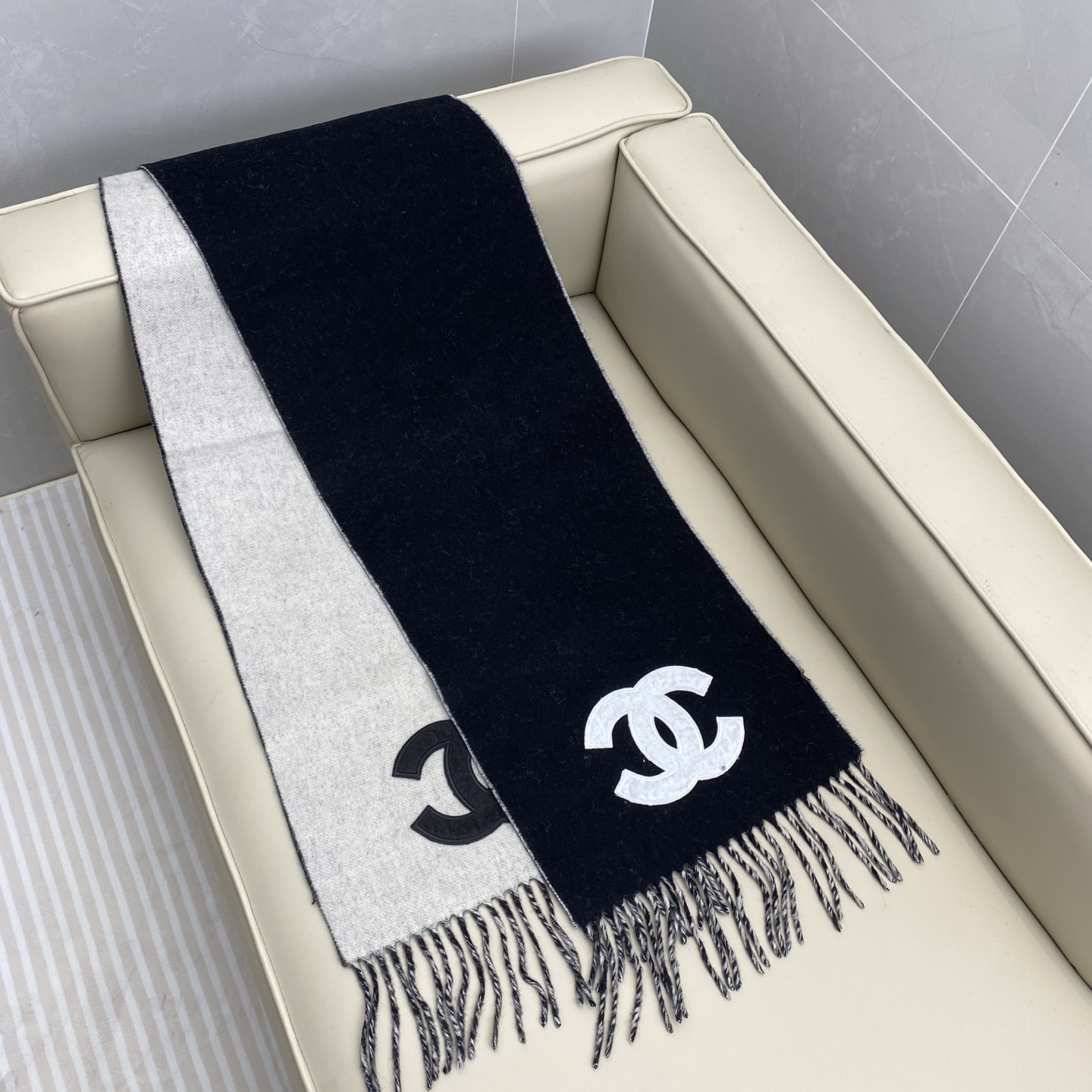 𝑪𝒉 双面纯色标志披肩围巾180*40cm.一抹纯色，足以定义优雅，香奈儿经典纯色围巾，以极致简约诠释永