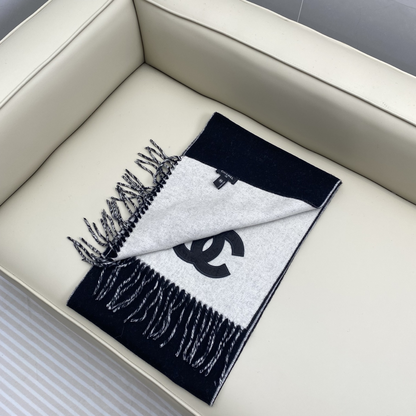 𝑪𝒉 双面纯色标志披肩围巾180*40cm.一抹纯色，足以定义优雅，香奈儿经典纯色围巾，以极致简约诠释永