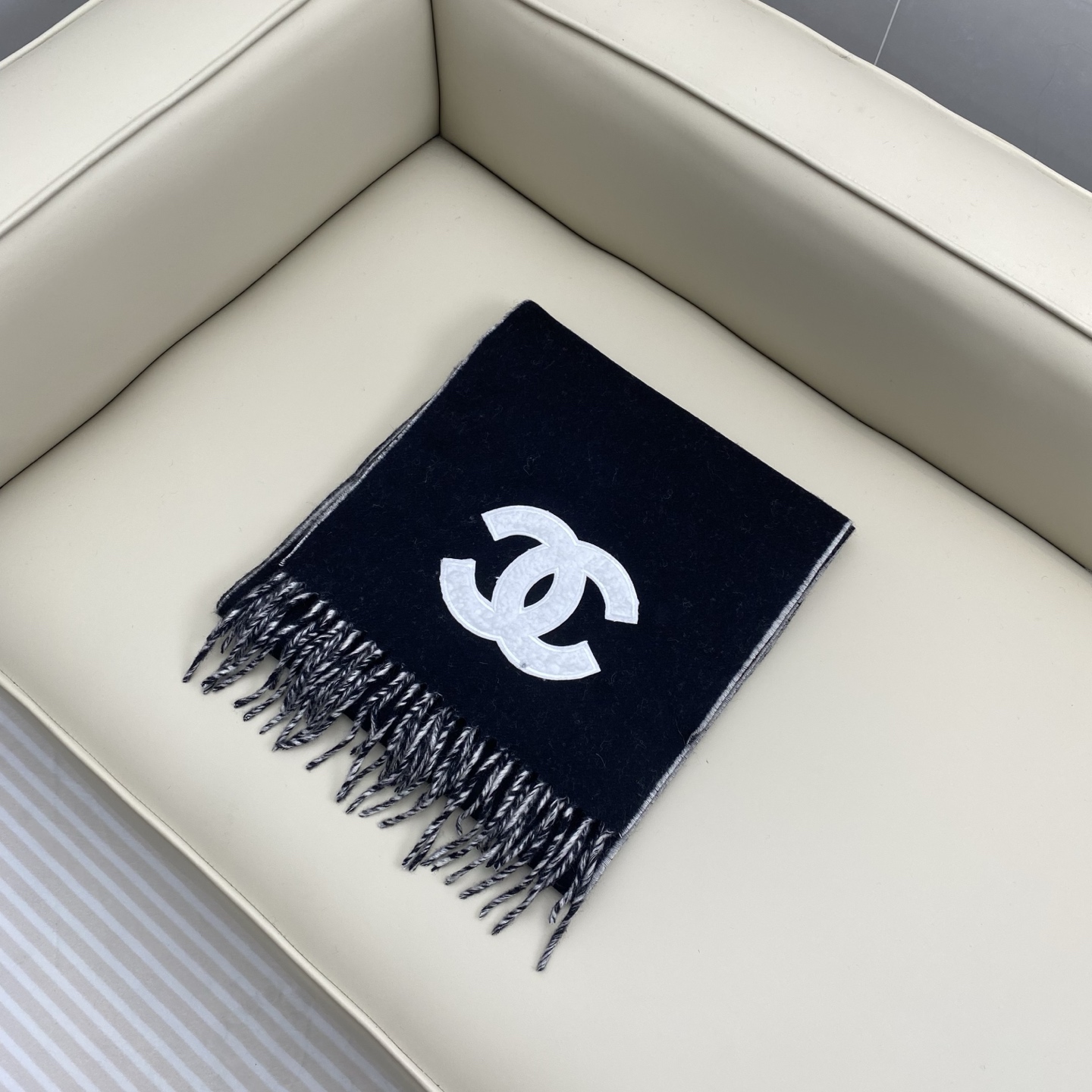 𝑪𝒉 双面纯色标志披肩围巾180*40cm.一抹纯色，足以定义优雅，香奈儿经典纯色围巾，以极致简约诠释永