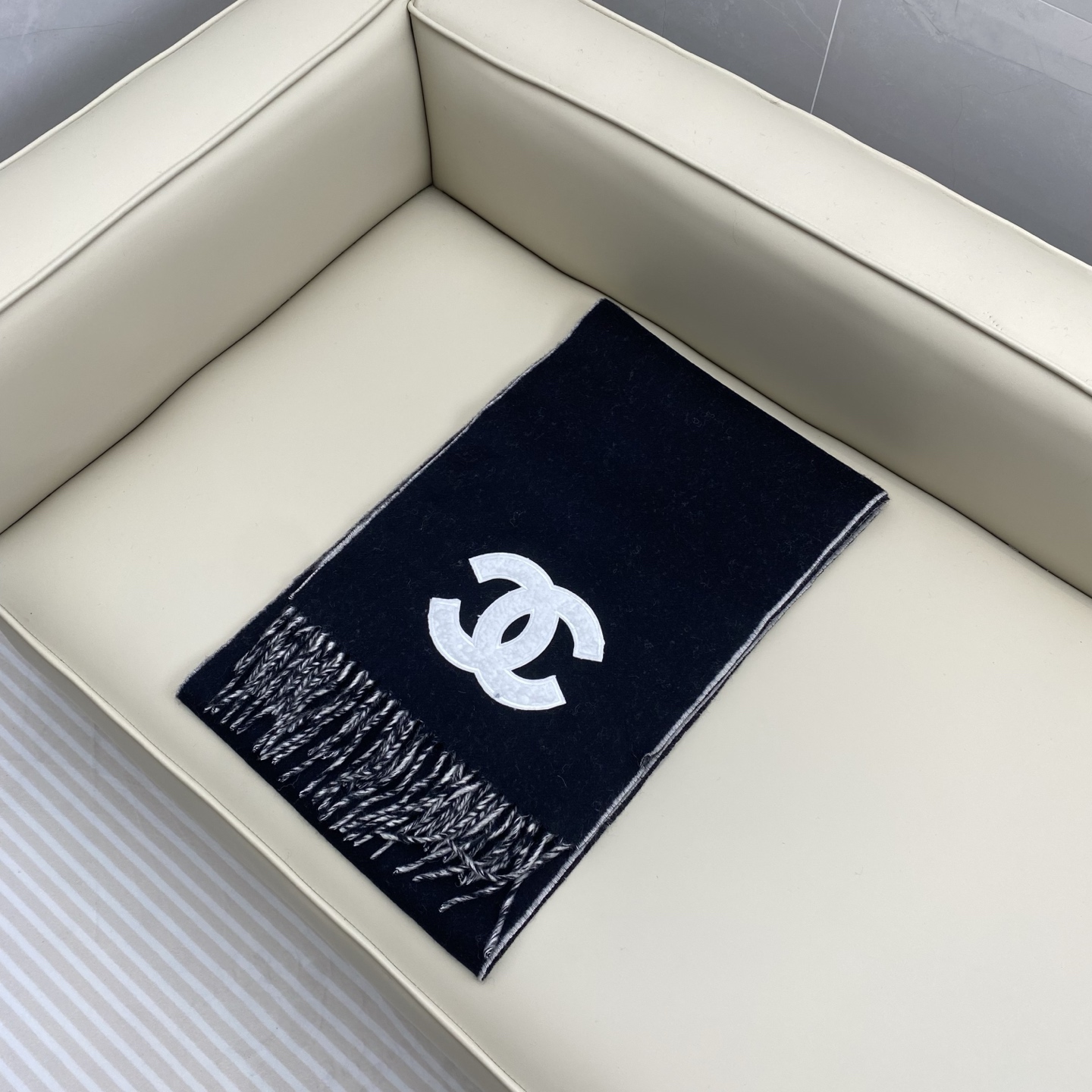 𝑪𝒉 双面纯色标志披肩围巾180*40cm.一抹纯色，足以定义优雅，香奈儿经典纯色围巾，以极致简约诠释永