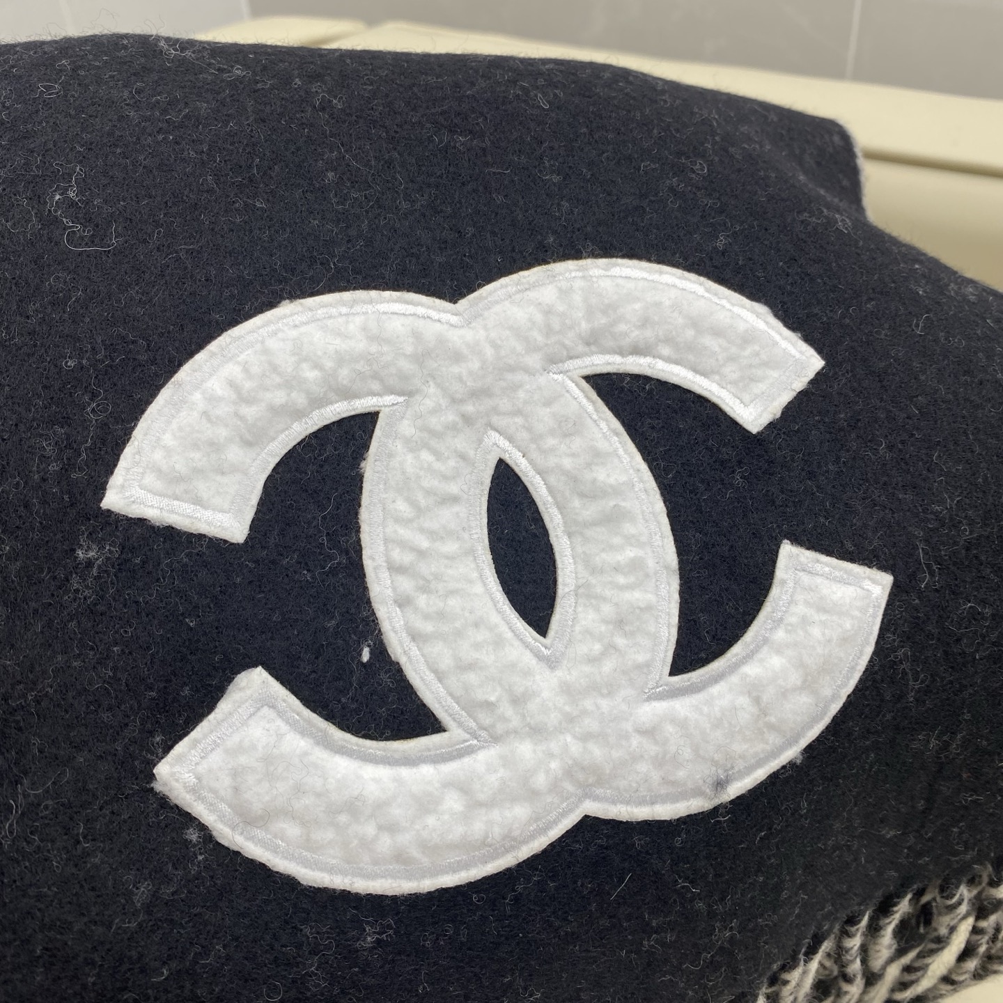 𝑪𝒉 双面纯色标志披肩围巾180*40cm.一抹纯色，足以定义优雅，香奈儿经典纯色围巾，以极致简约诠释永