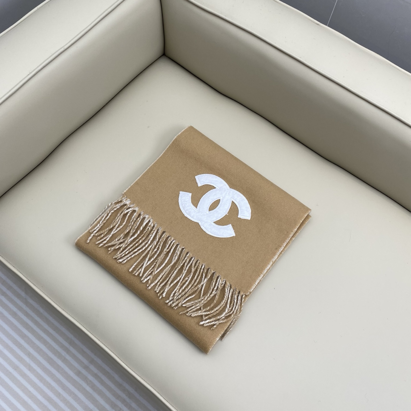 𝑪𝒉 双面纯色标志披肩围巾180*40cm.一抹纯色，足以定义优雅，香奈儿经典纯色围巾，以极致简约诠释永