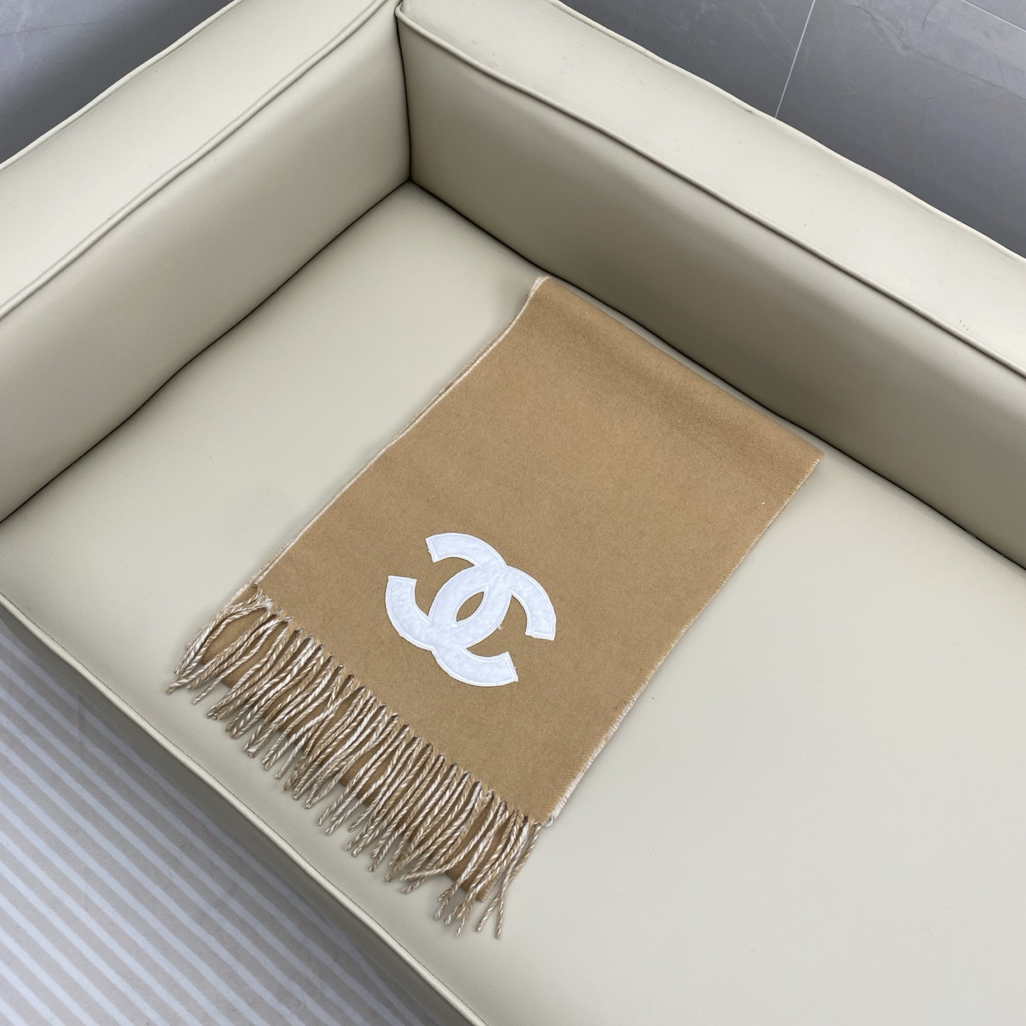 𝑪𝒉 双面纯色标志披肩围巾180*40cm.一抹纯色，足以定义优雅，香奈儿经典纯色围巾，以极致简约诠释永