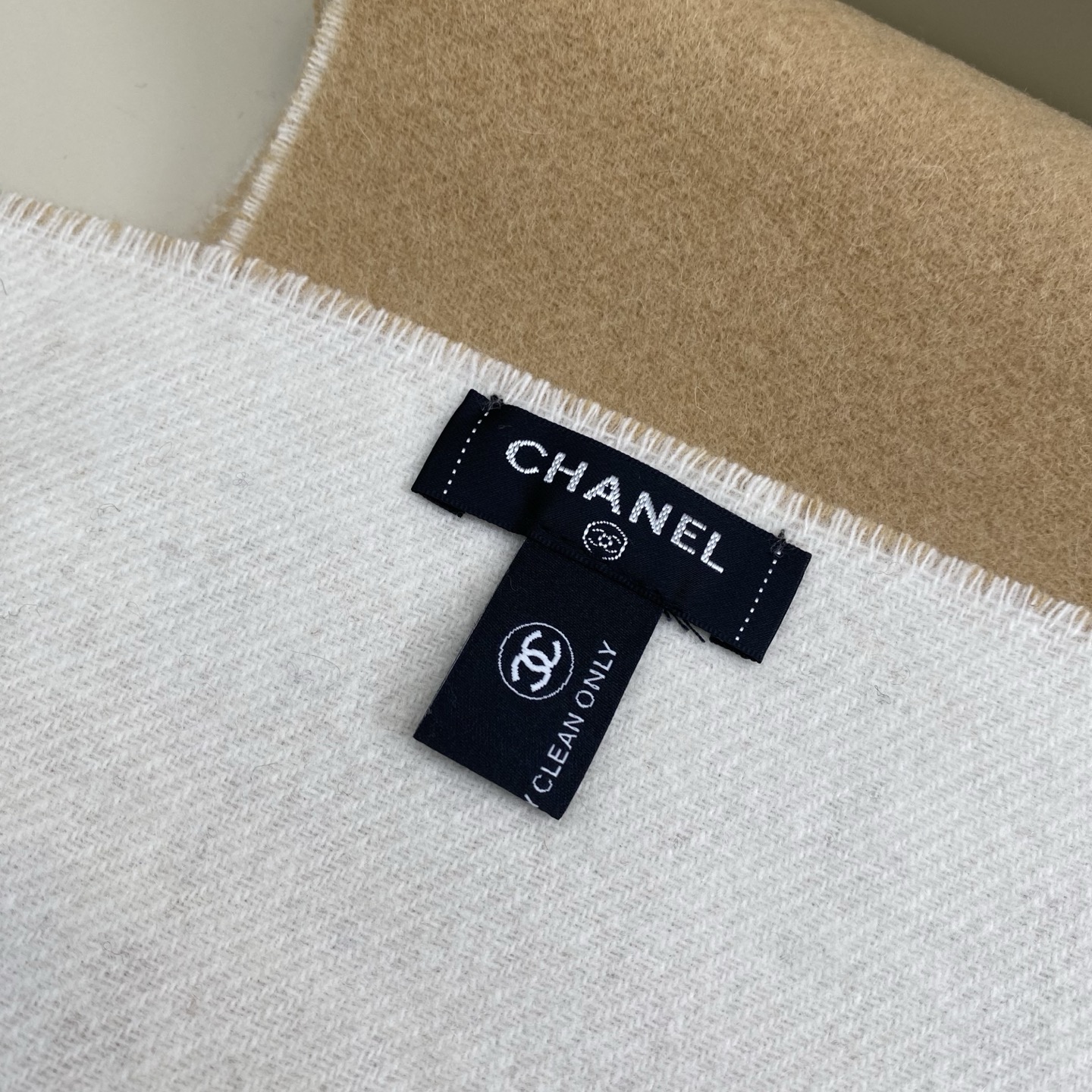 𝑪𝒉 双面纯色标志披肩围巾180*40cm.一抹纯色，足以定义优雅，香奈儿经典纯色围巾，以极致简约诠释永