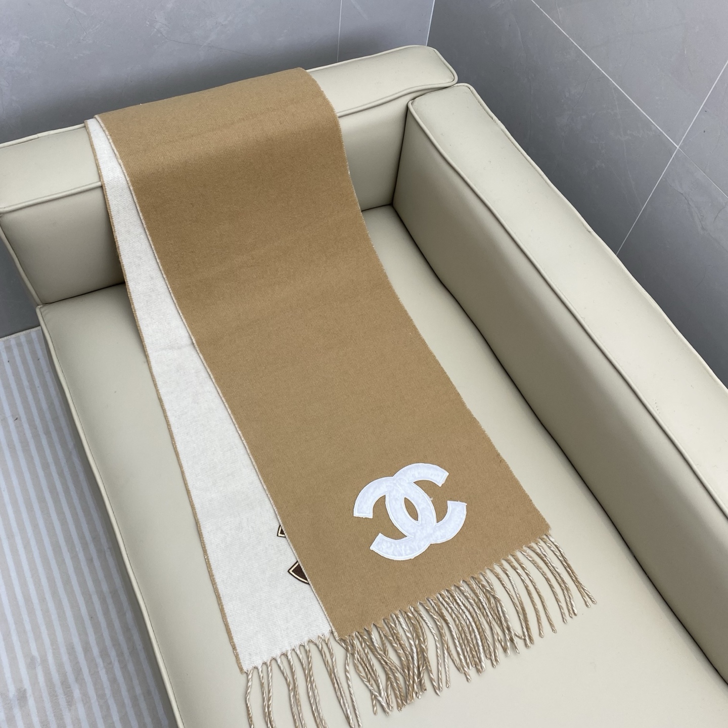 𝑪𝒉 双面纯色标志披肩围巾180*40cm.一抹纯色，足以定义优雅，香奈儿经典纯色围巾，以极致简约诠释永