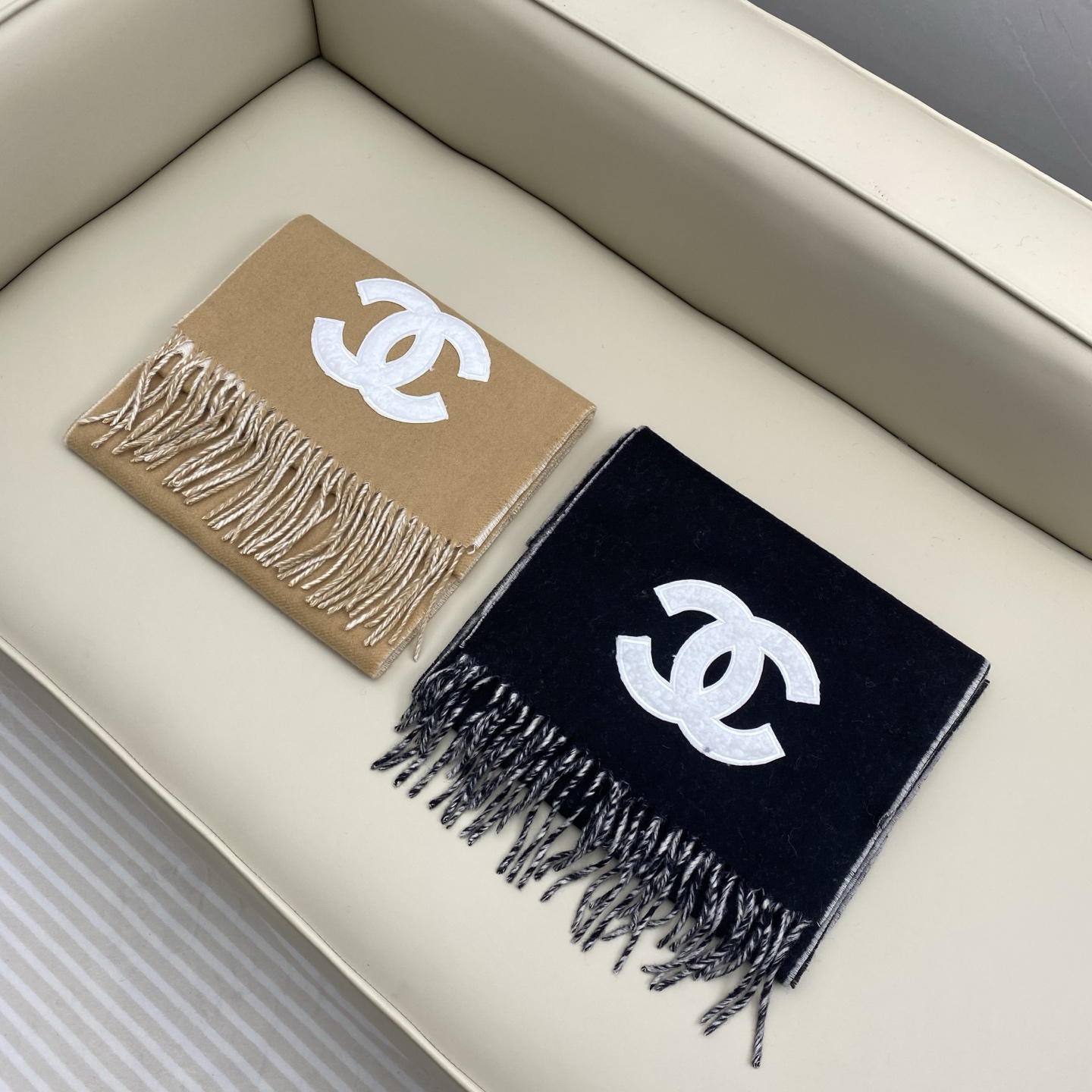 𝑪𝒉 双面纯色标志披肩围巾180*40cm.一抹纯色，足以定义优雅，香奈儿经典纯色围巾，以极致简约诠释永