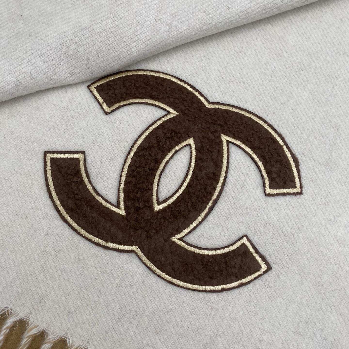 𝑪𝒉 双面纯色标志披肩围巾180*40cm.一抹纯色，足以定义优雅，香奈儿经典纯色围巾，以极致简约诠释永