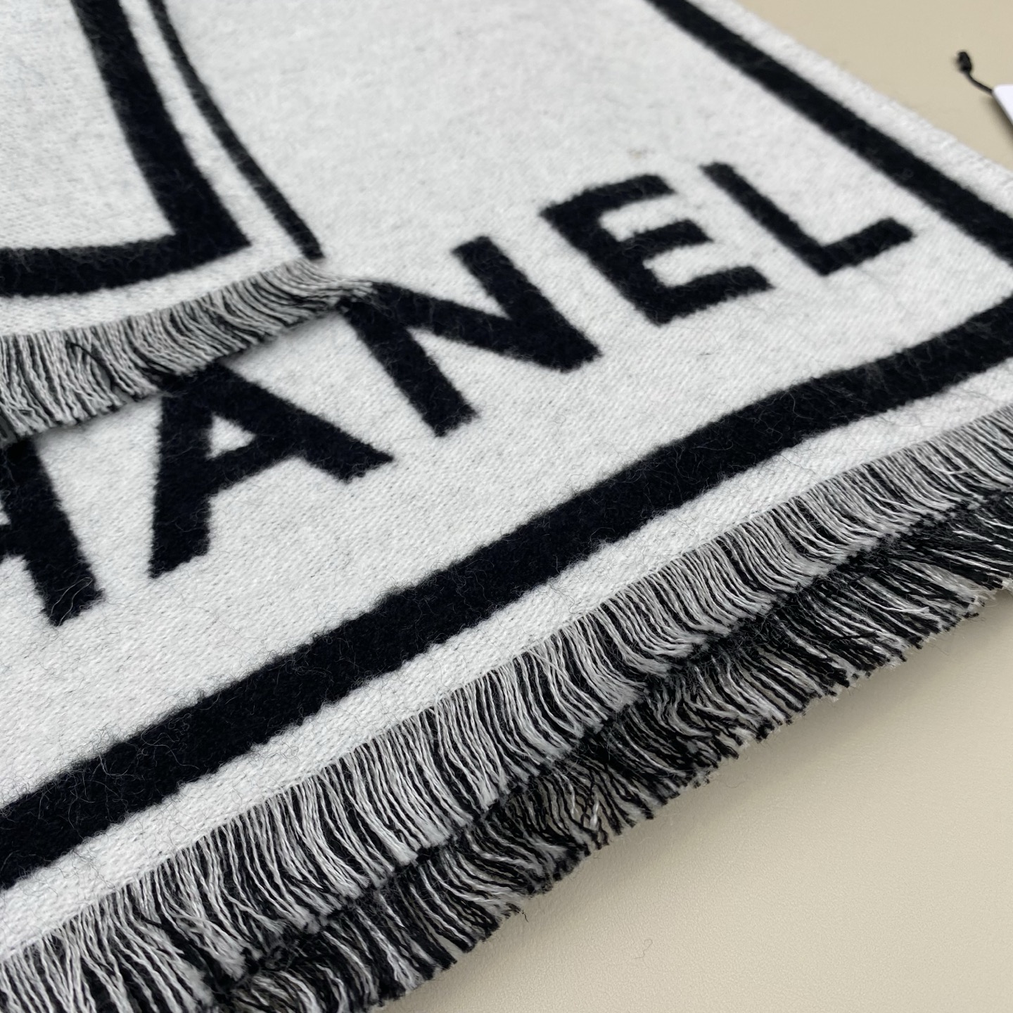 𝐂𝐡𝐚𝐧𝐞𝐥 𝟐𝟑𝐛《黑白对称大披肩》Size：190x70cm 98%羊绒 2%羊毛 对版原单品质黑白