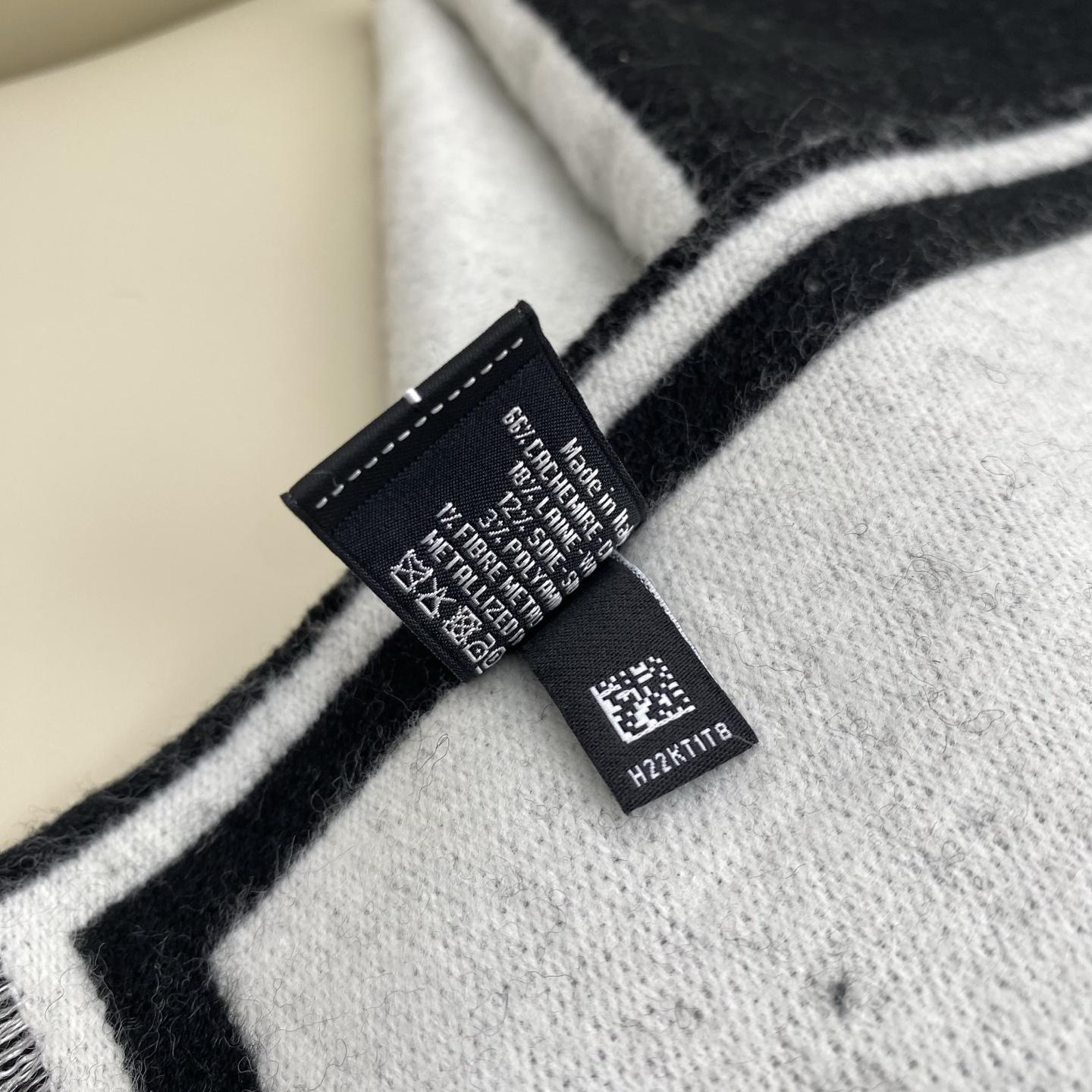 𝐂𝐡𝐚𝐧𝐞𝐥 𝟐𝟑𝐛《黑白对称大披肩》Size：190x70cm 98%羊绒 2%羊毛 对版原单品质黑白