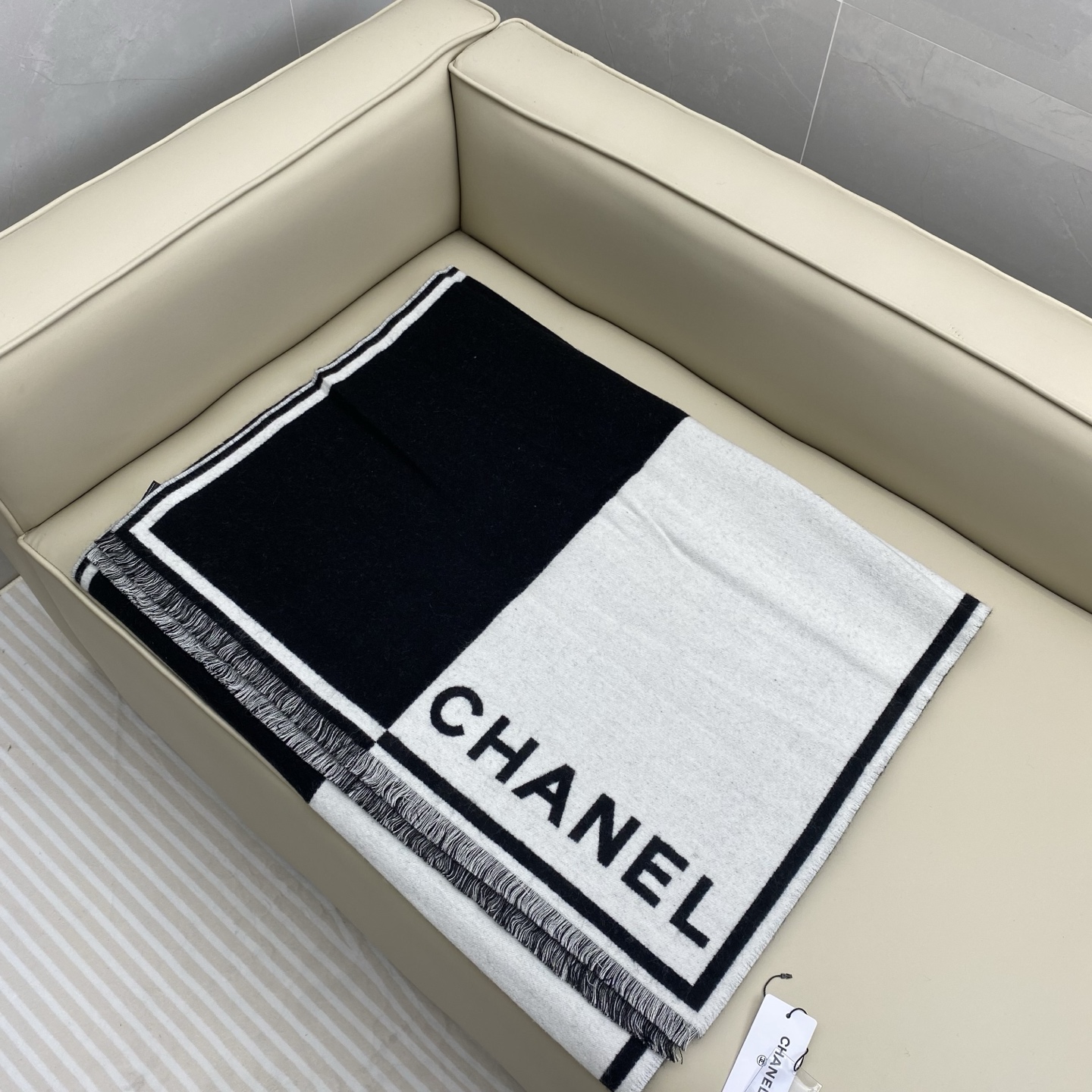 𝐂𝐡𝐚𝐧𝐞𝐥 𝟐𝟑𝐛《黑白对称大披肩》Size：190x70cm 98%羊绒 2%羊毛 对版原单品质黑白