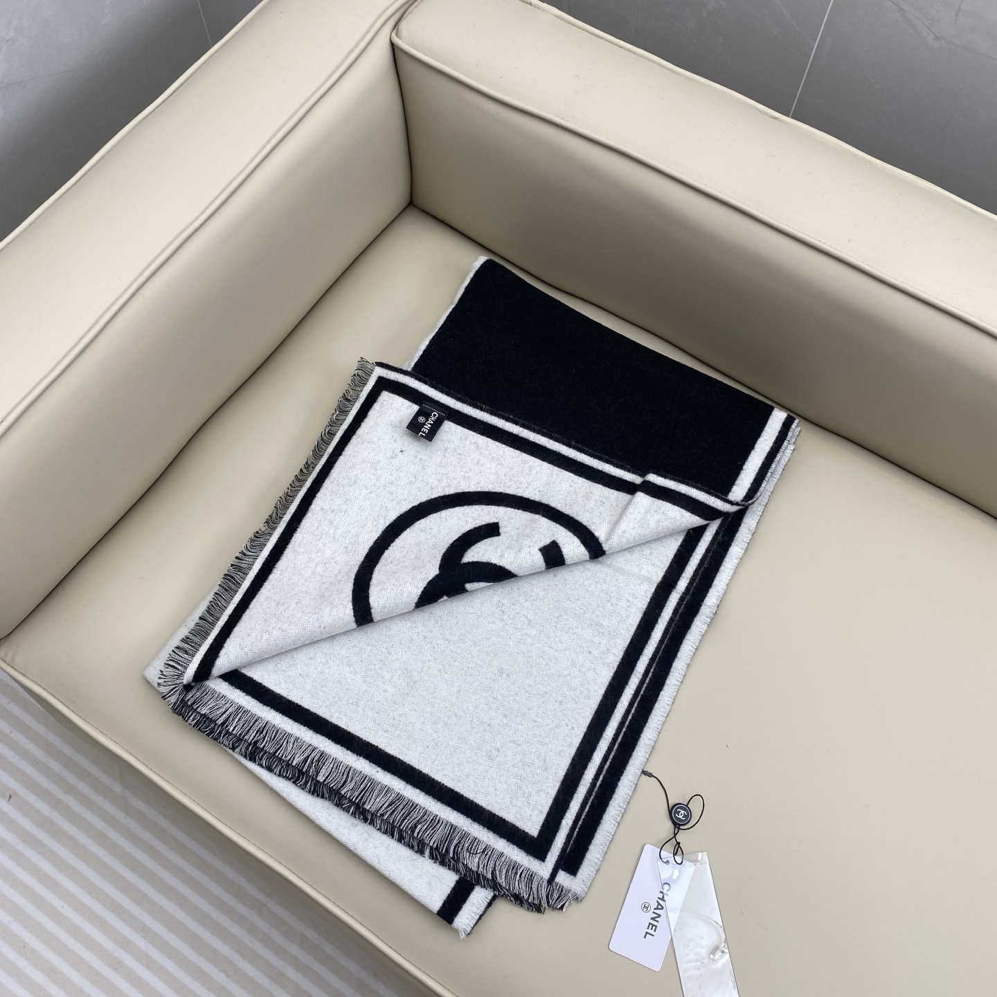 𝐂𝐡𝐚𝐧𝐞𝐥 𝟐𝟑𝐛《黑白对称大披肩》Size：190x70cm 98%羊绒 2%羊毛 对版原单品质黑白