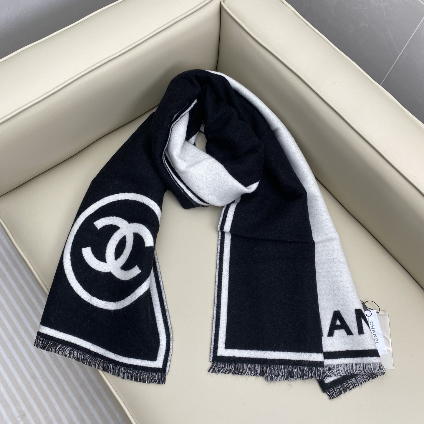 𝐂𝐡𝐚𝐧𝐞𝐥 𝟐𝟑𝐛《黑白对称大披肩》Size：190x70cm 98%羊绒 2%羊毛 对版原单品质黑白