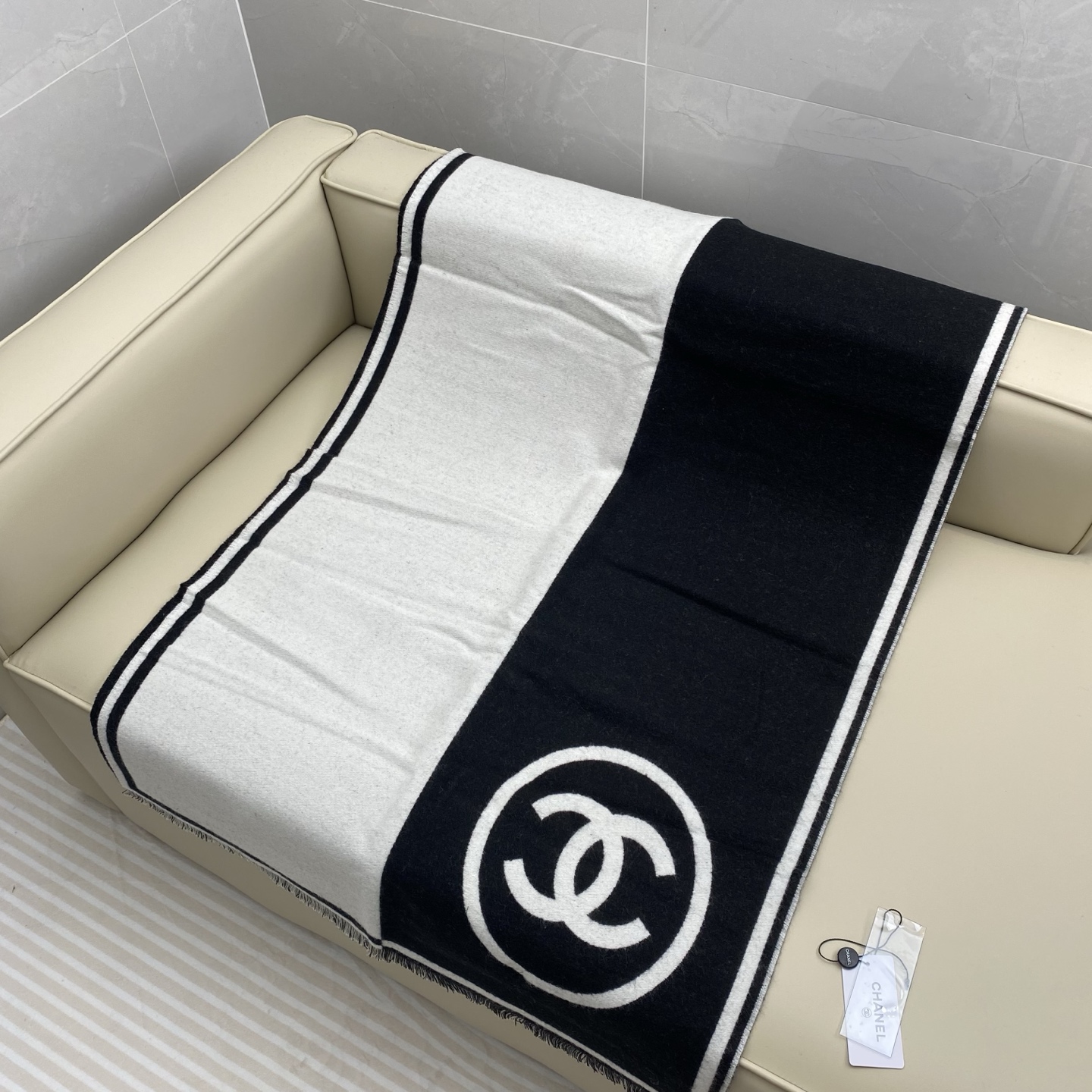 𝐂𝐡𝐚𝐧𝐞𝐥 𝟐𝟑𝐛《黑白对称大披肩》Size：190x70cm 98%羊绒 2%羊毛 对版原单品质黑白