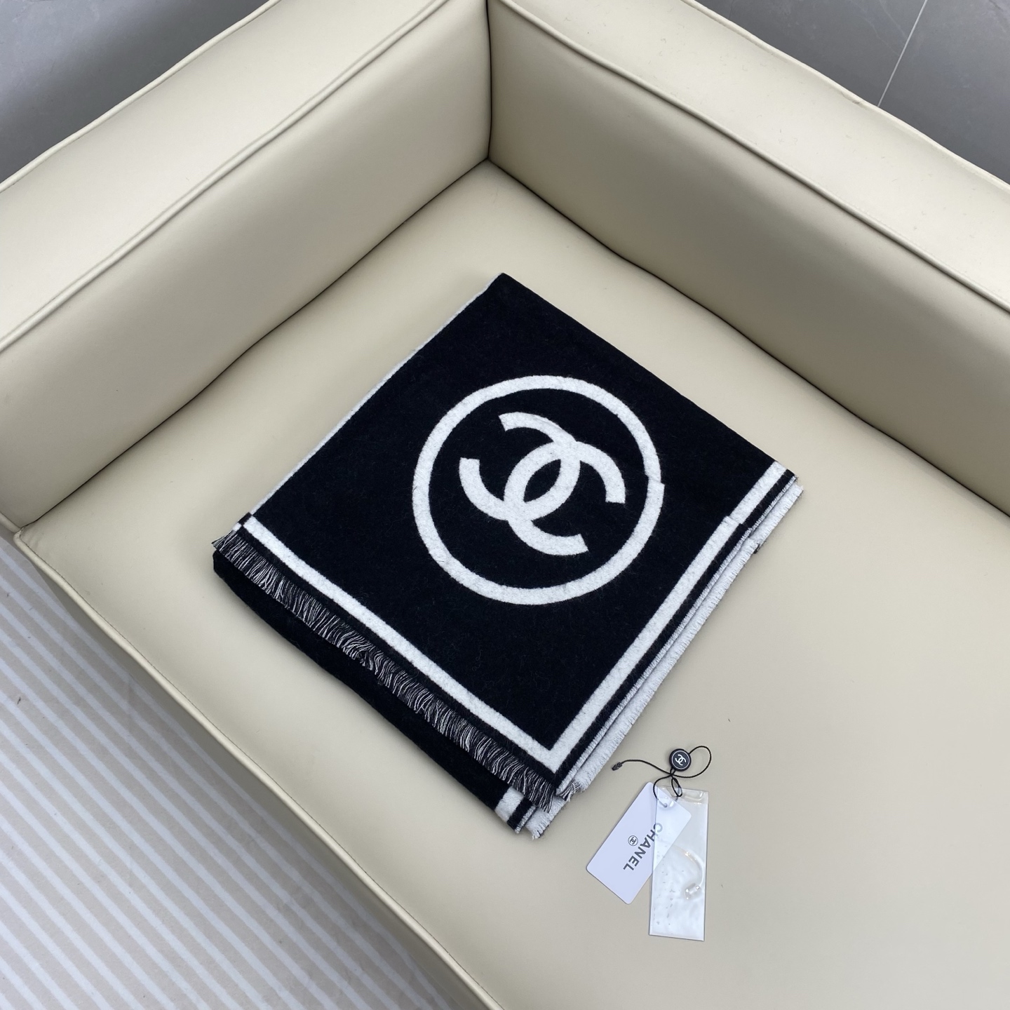 𝐂𝐡𝐚𝐧𝐞𝐥 𝟐𝟑𝐛《黑白对称大披肩》Size：190x70cm 98%羊绒 2%羊毛 对版原单品质黑白