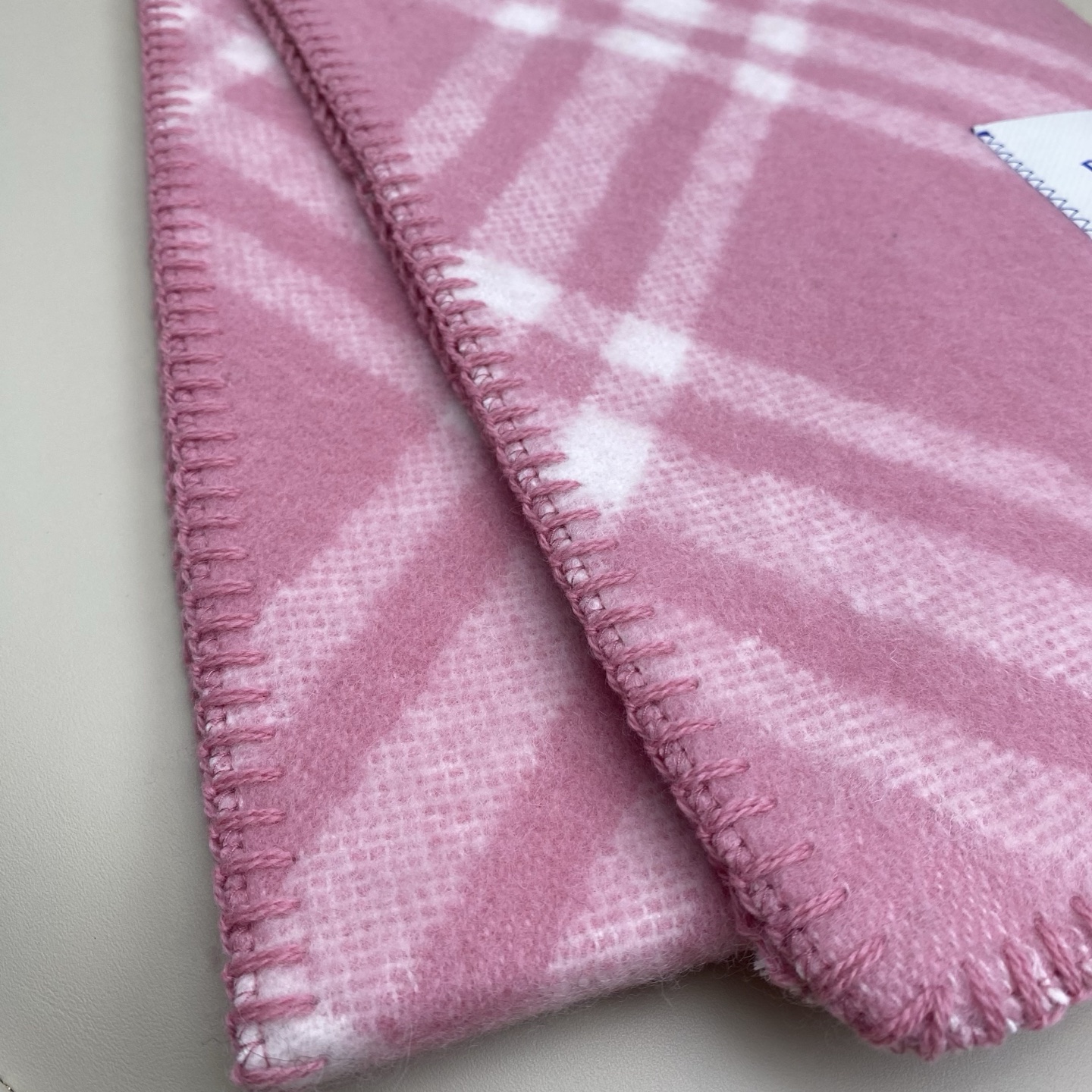 「高版斜纹标签」𝐁𝐁𝐫 格纹羊毛围巾182*30cm.100%羊毛羊毛围巾于精纺打造，装饰新季格纹。融入