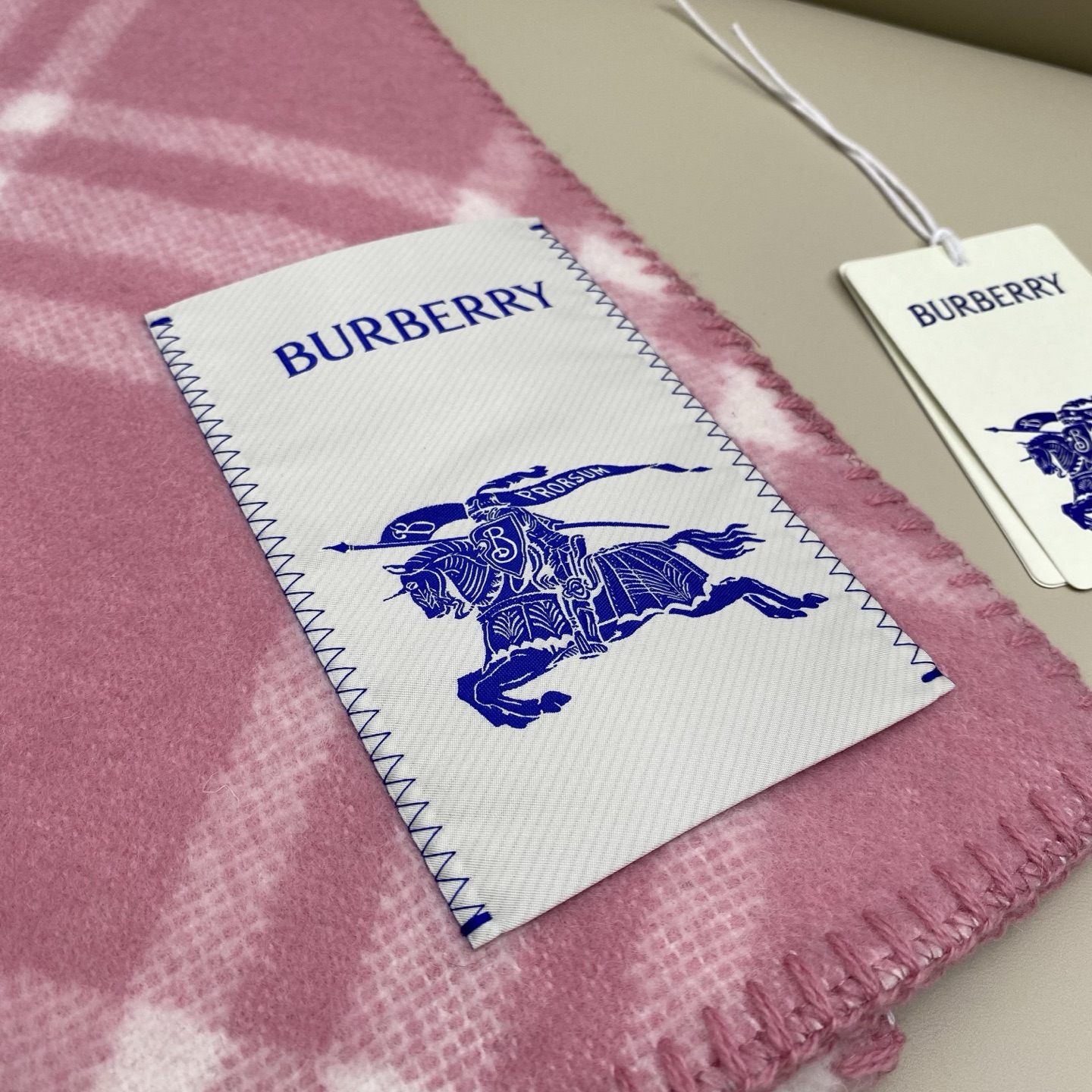 「高版斜纹标签」𝐁𝐁𝐫 格纹羊毛围巾182*30cm.100%羊毛羊毛围巾于精纺打造，装饰新季格纹。融入