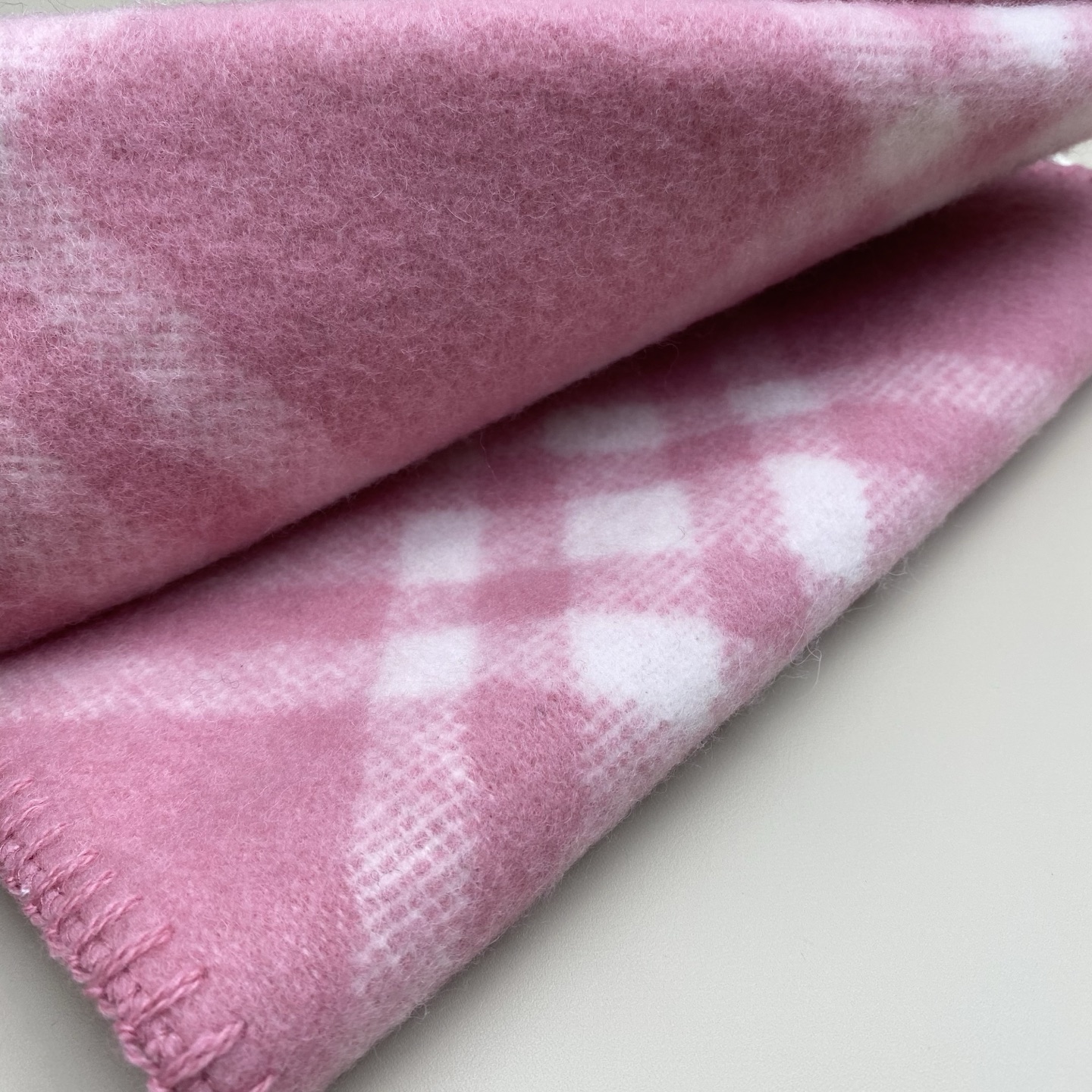 「高版斜纹标签」𝐁𝐁𝐫 格纹羊毛围巾182*30cm.100%羊毛羊毛围巾于精纺打造，装饰新季格纹。融入