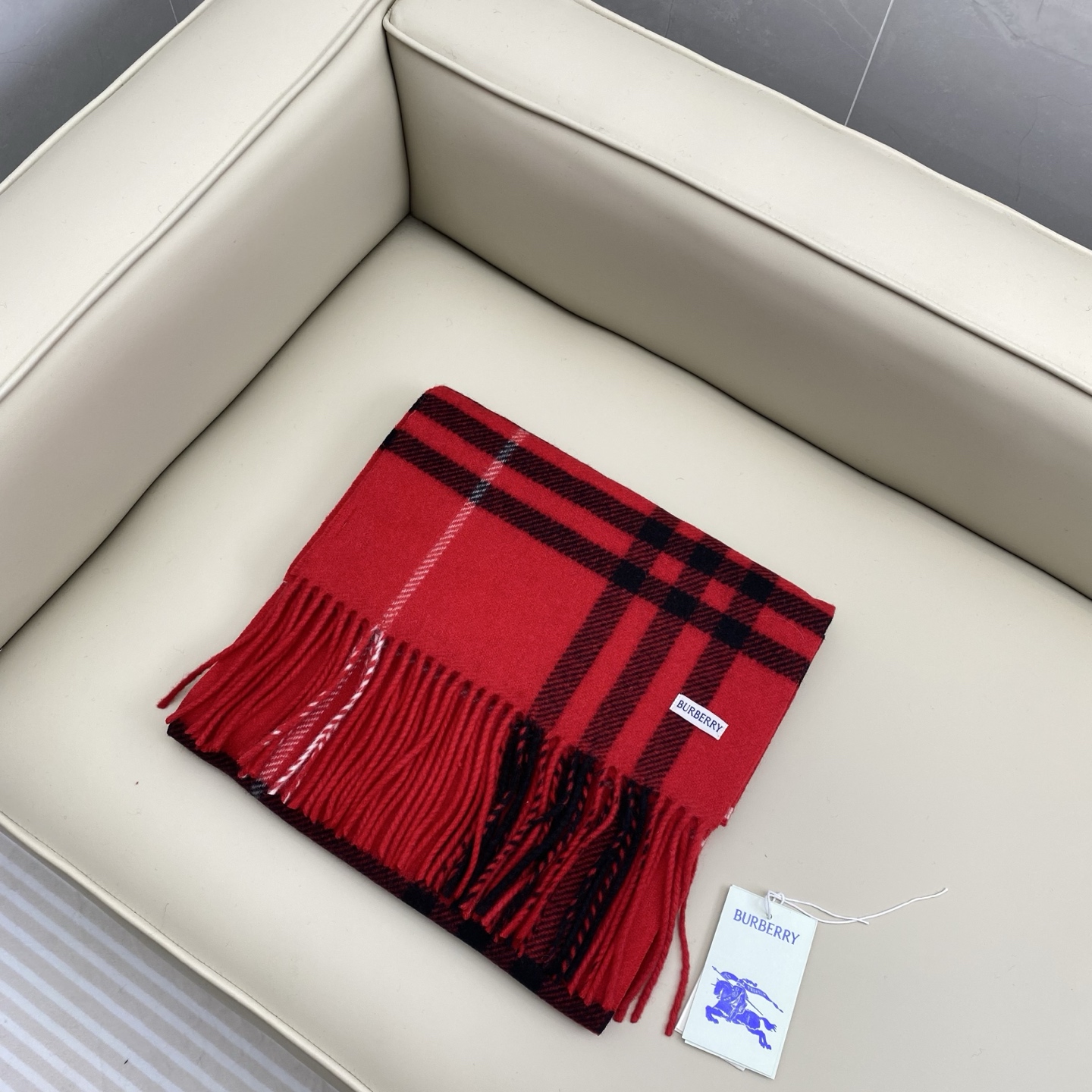 BBR经典格220*32cm 100%羊绒经典格纹羊绒围巾，整个制作流程历经 30 道精细工序，以传统纺