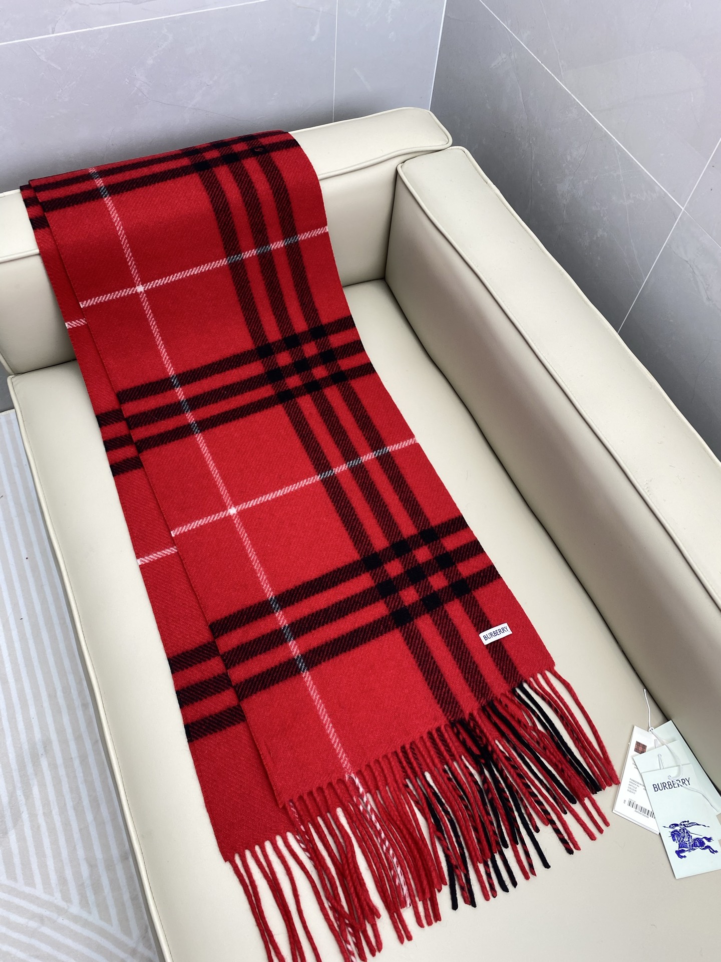 BBR经典格220*32cm 100%羊绒经典格纹羊绒围巾，整个制作流程历经 30 道精细工序，以传统纺