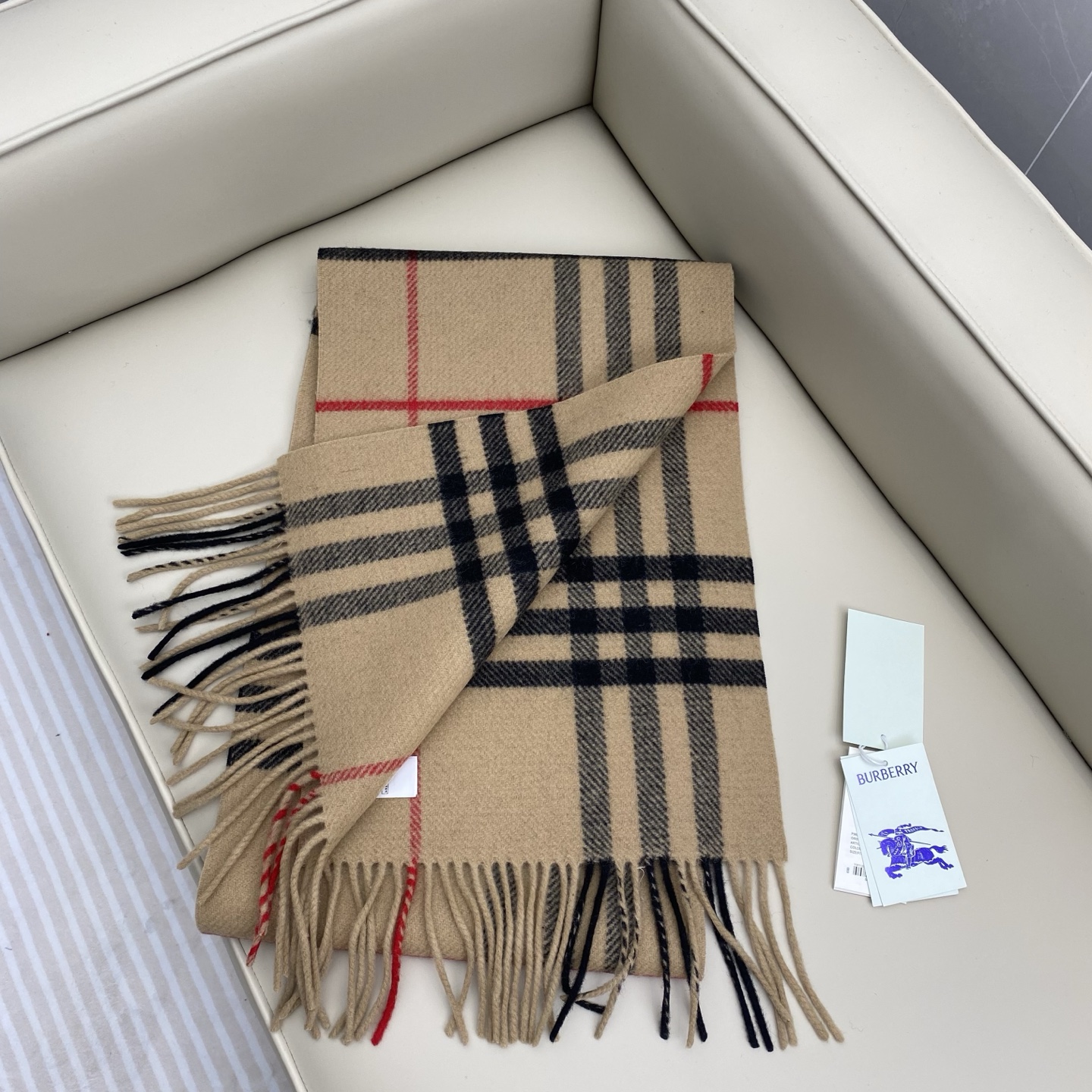 BBR经典格220*32cm 100%羊绒经典格纹羊绒围巾，整个制作流程历经 30 道精细工序，以传统纺